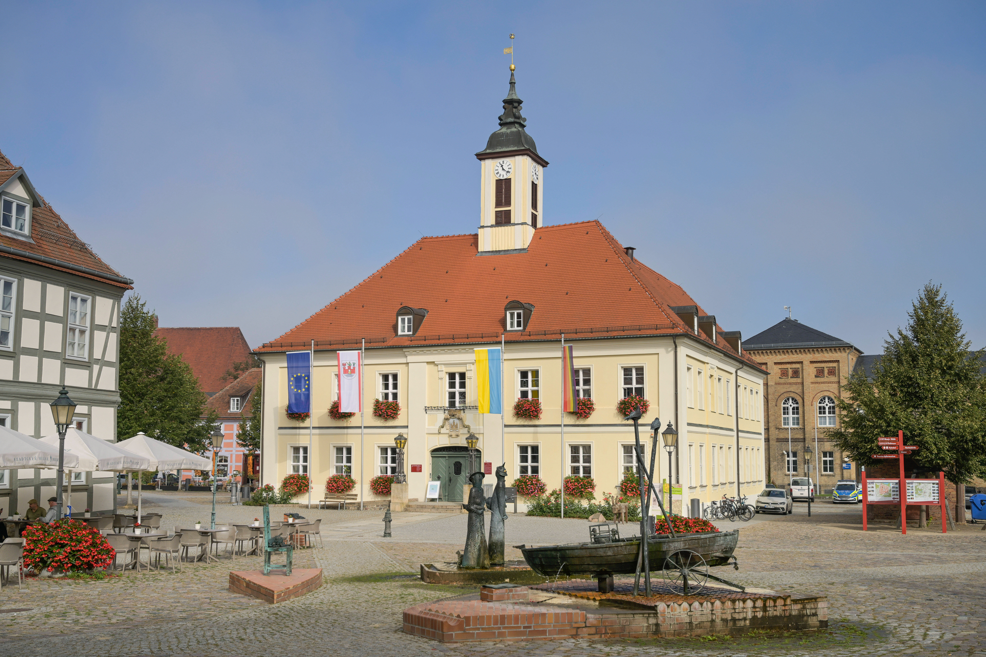 Flaggenreiches Bekenntnis zur EU und zur Ukraine: Das Alte Rathaus am Markt von Angermünde