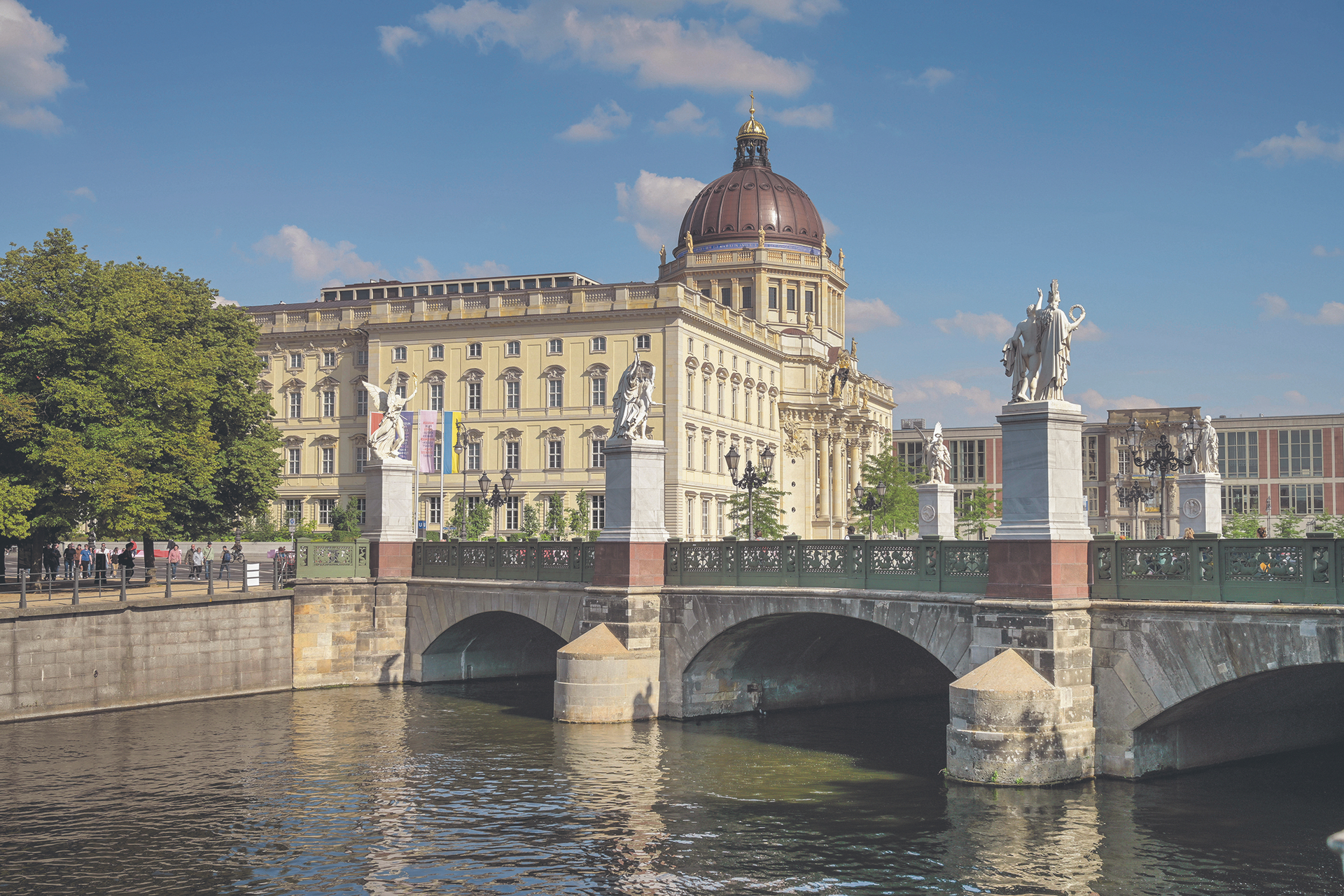 „Alles Schöne in Berlin in preußisch“: Blick auf das als Humboldtforum wiederaufgebaute Schloss an der Spree. Dessen historische, nun über mehrere Museen verteilte Innenausstattung zeigt der prachtvolle Band von Guido Hinterkeuser  