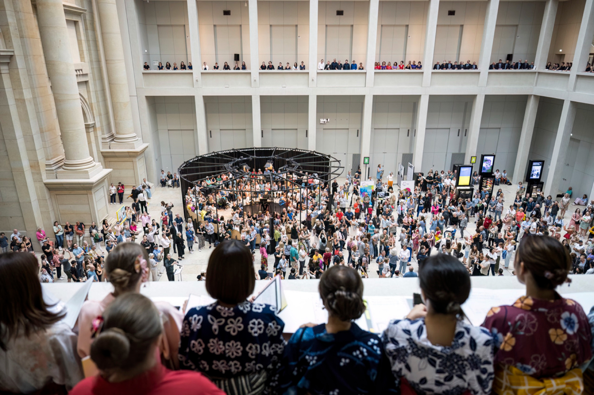 Von allen Seiten wird gesungen: Am Chor-Wochenende versammeln sich 200 Sänger im Foyer des Humboldt-Forums