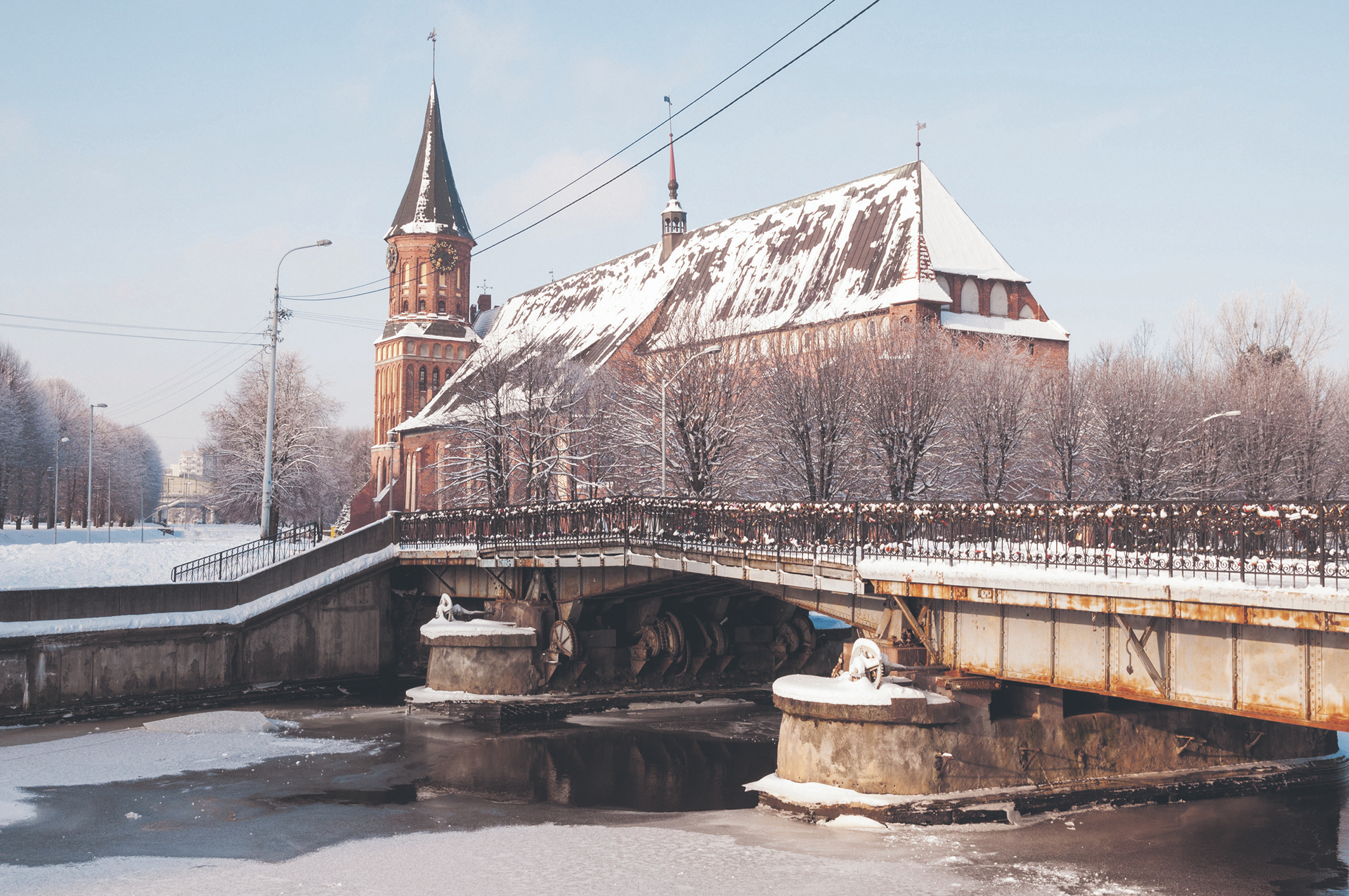 Die Honigbrücke, die aufgrund ihrer Lage auch Dombrücke genannt wurde, verbindet die Lomse mit dem östlichen Kneiphof. Sie ist die einzige Brücke von Königsberg, die den Zweiten Weltkrieg überstand 