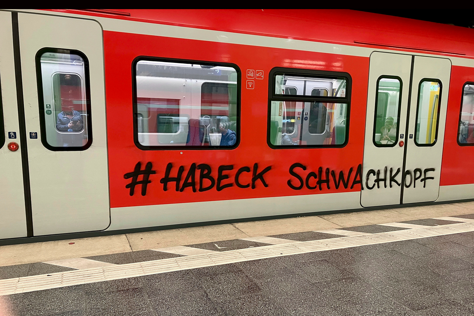 Eine Beleidigung nimmt Fahrt auf: Graffito an einer Münchener S-Bahn