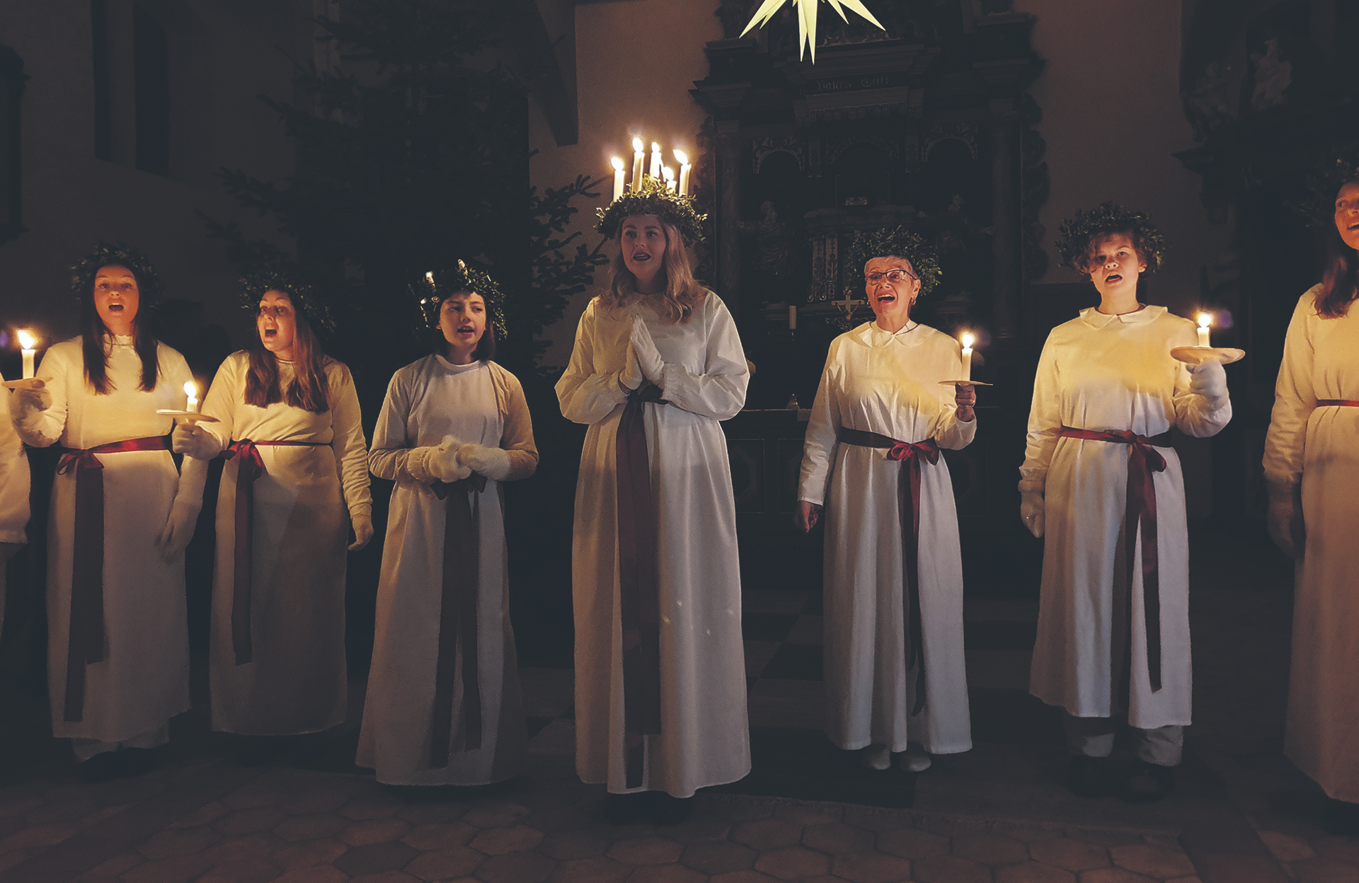 Am 7. Dezember in der Fischerkirche in Prerow: Der Chor aus Malmö gestaltet das stimmungsvolle Luciafest