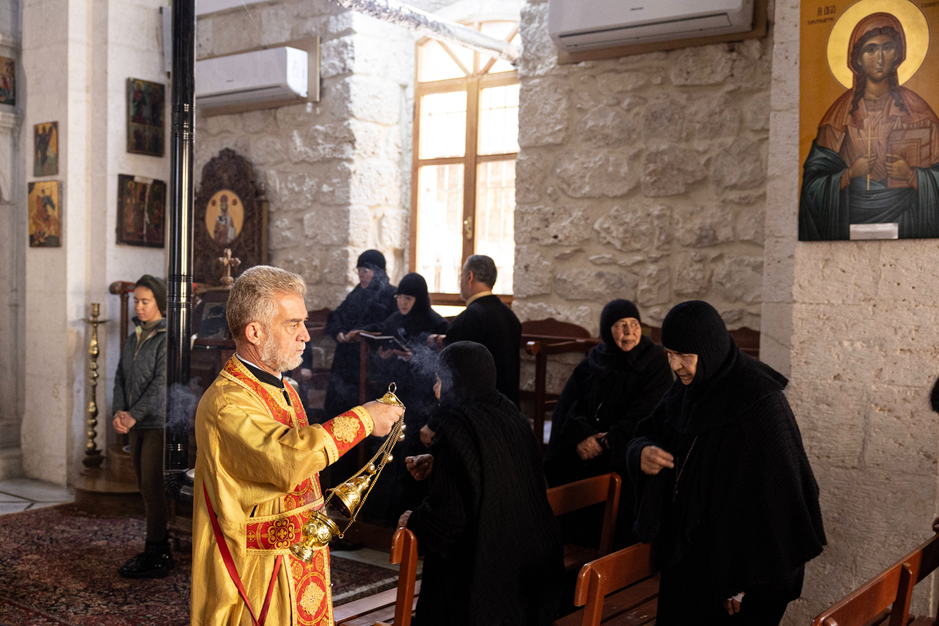 Beten für eine friedliche Zukunft: Christen beim Gottesdienst in einer Kirche im syrischen Maalula kurz nach Assads Sturz