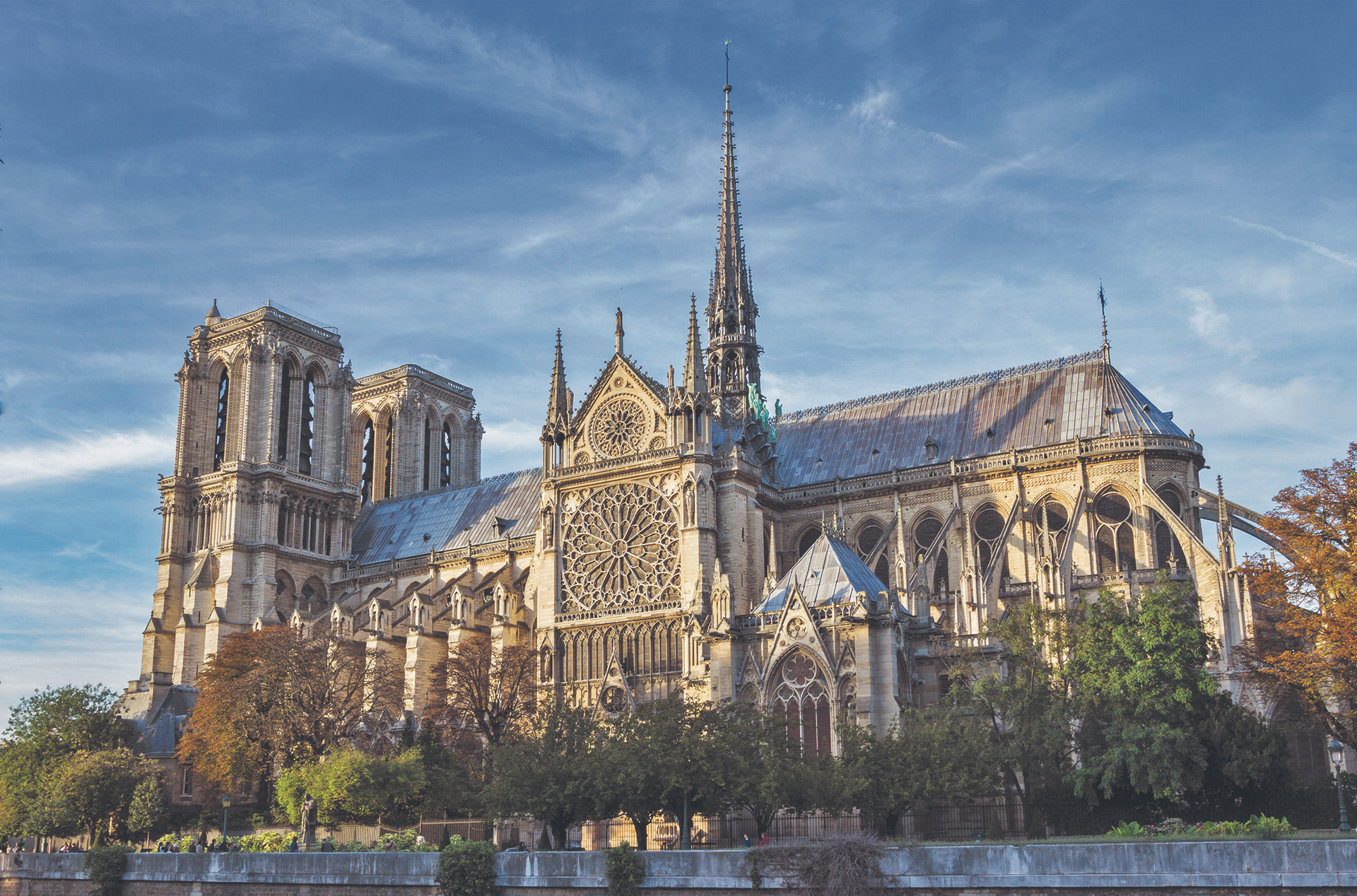 Die beiden viereckigen Türme, die dem überaus langen und mächtigen Kirchenschiff der Kathedrale vorstehen, sind das charakteristische Merkmal des Pariser Gotteshaus Notre-Dame 