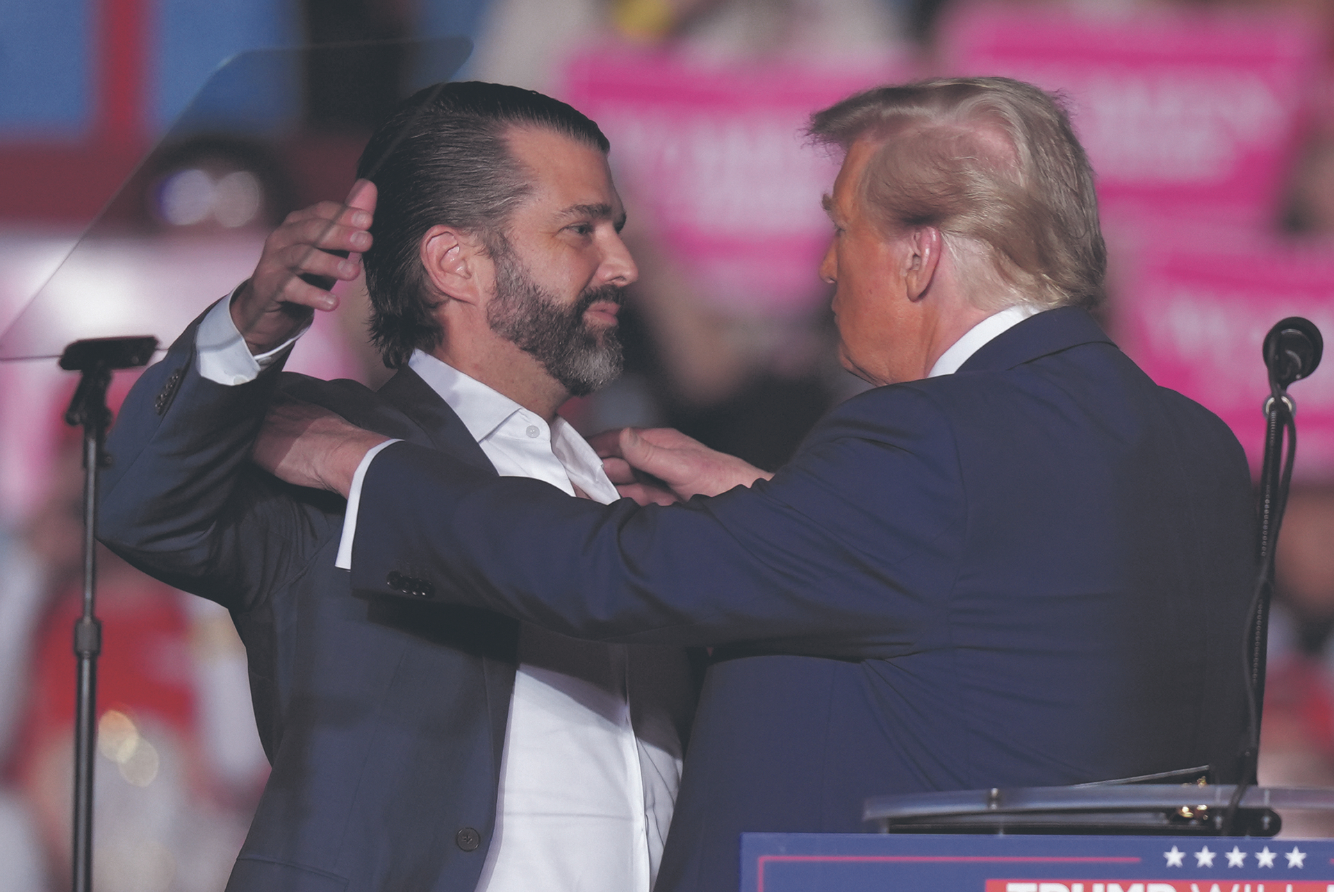 „Komm in meine Arme, ich flüster dir einen neuen Namen!“, scheint Donald Jr. (l.) seinem Präsidentenvater (r.) zuraunen zu wollen