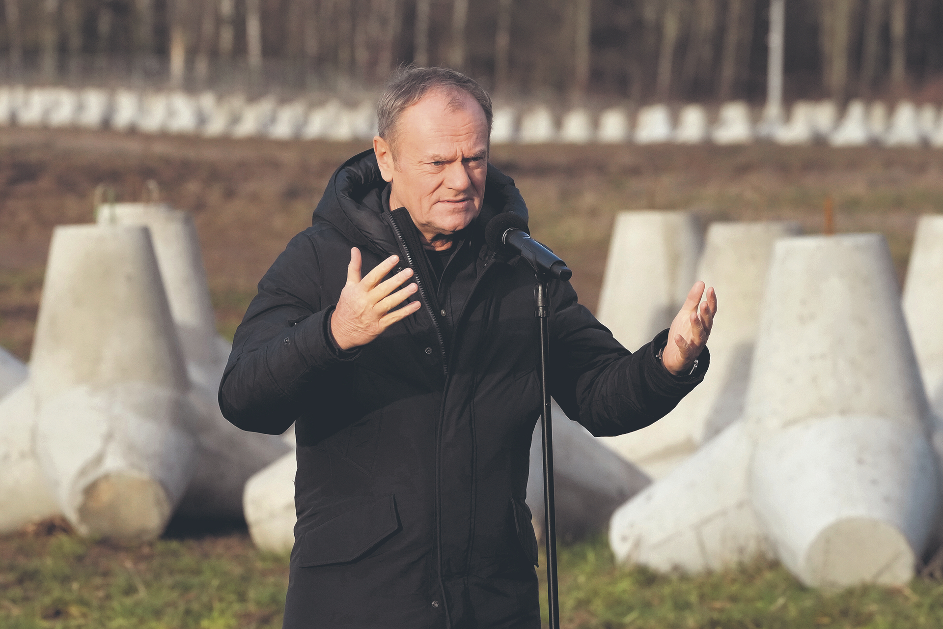 Leistete Überzeugungsarbeit: Donald Tusk erklärt die Notwendigkeit der Panzersperren an der innerostpreußischen Grenze im Grenzort Talheim