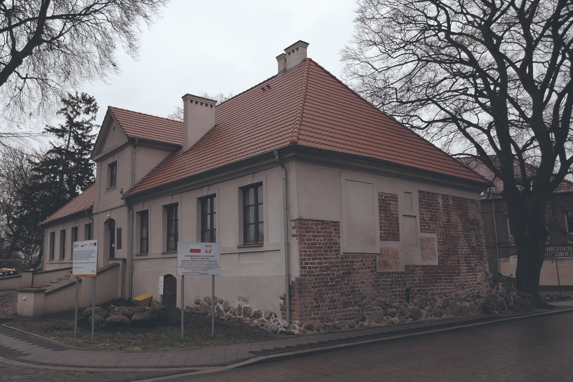 Das Dekanatshaus beherbergt wertvolle und seltene Exponate: Als ehemaliges Herrenhaus war es einst Wohnsitz des Physikers und Erfinders Ewald Georg von Kleist. Über seine spektakuläre Erfindung berichteten wir in der Pommerschen Zeitung Nr. 50/2024