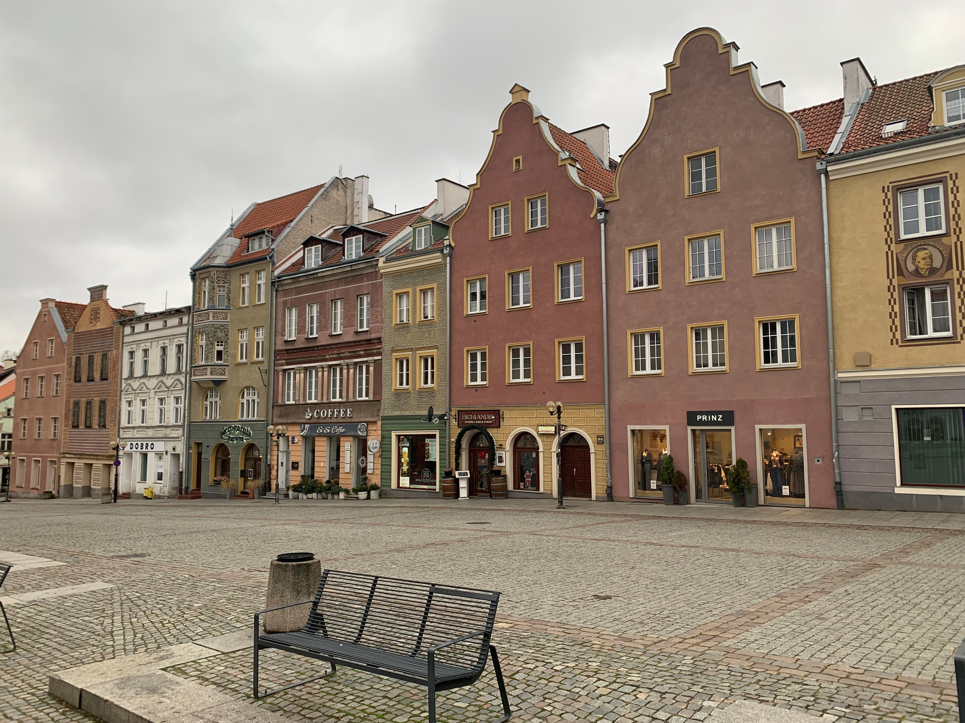 Malerisch und äußerst liebevoll restauriert: Der Marktplatz von Allenstein mit vielen bunte  Geschäften, Restaurants und Cafés, die zum Verweilen einladen, besticht mit seiner typisch ostpreußischen Architektur