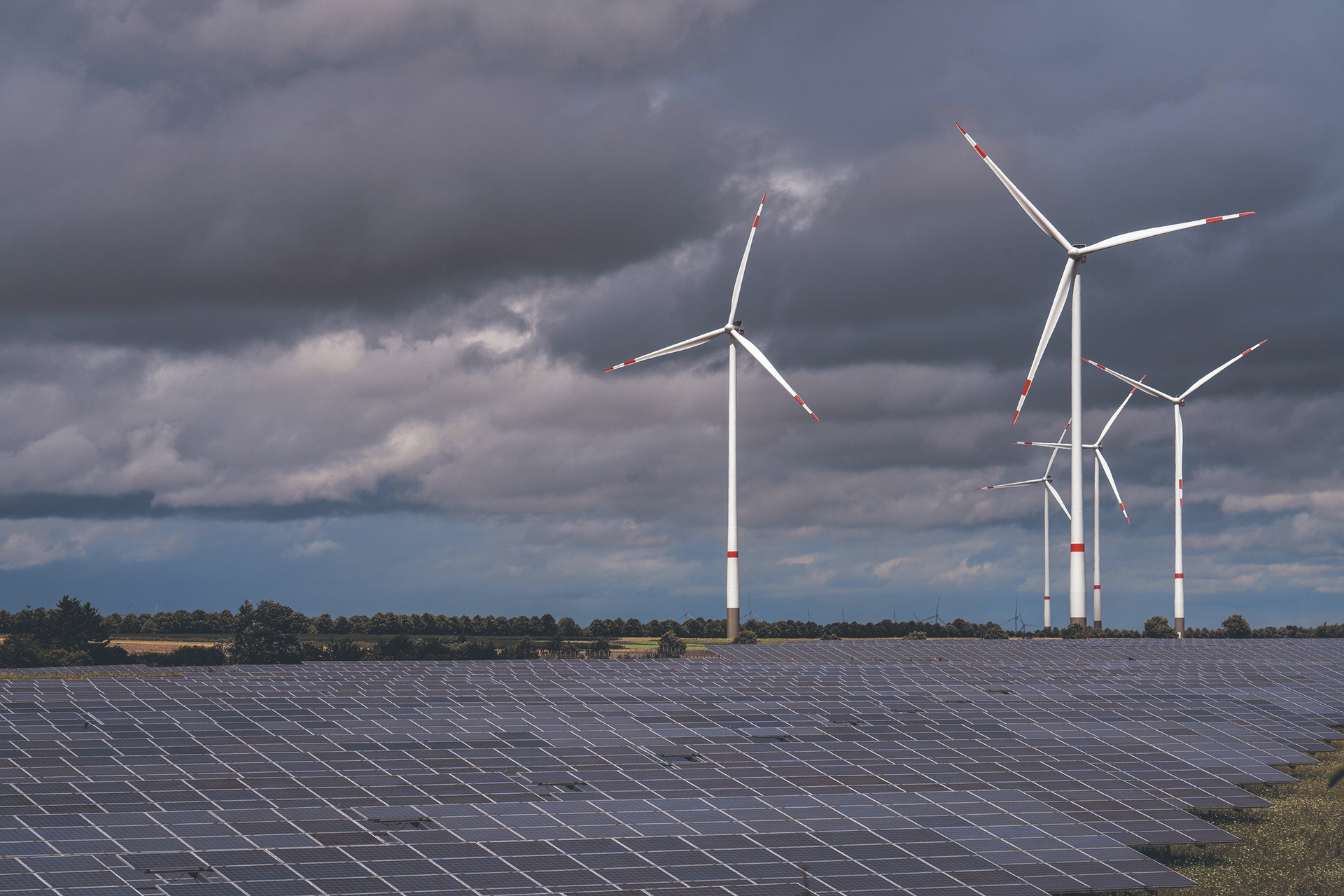 Es herrscht totale Dunkelflaute: Keine Sonne scheint und es weht noch nicht einmal ein laues Lüftchen. Somit lässt sich weder aus Wind noch durch das Sonnenlicht Energie gewinnen