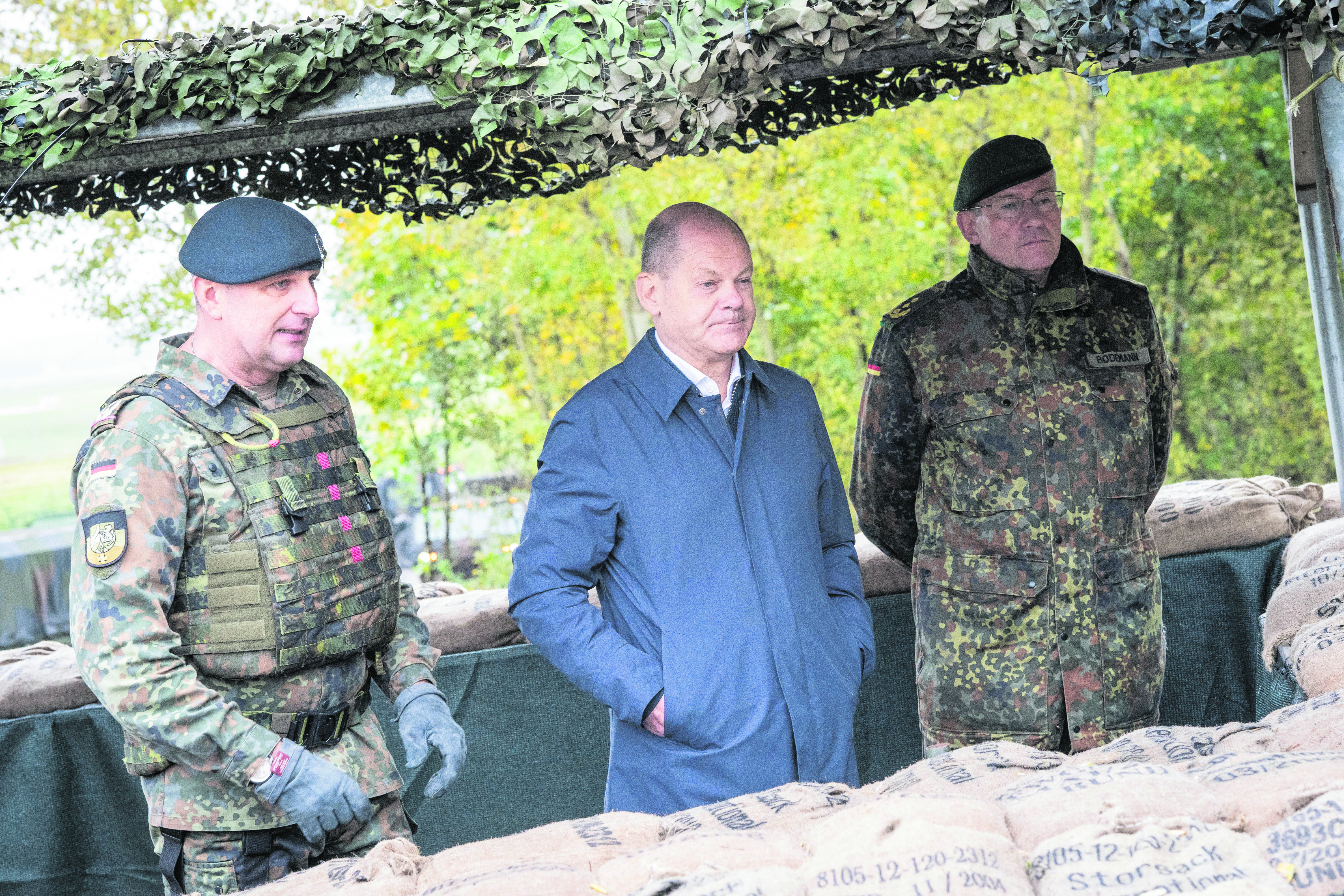 Versprach bei seinem Amtsantritt Führung und lieferte dann doch nicht: Bundeskanzler Olaf Scholz, hier bei einem Besuch der Luftwaffenkaserne Köln-Wahn  