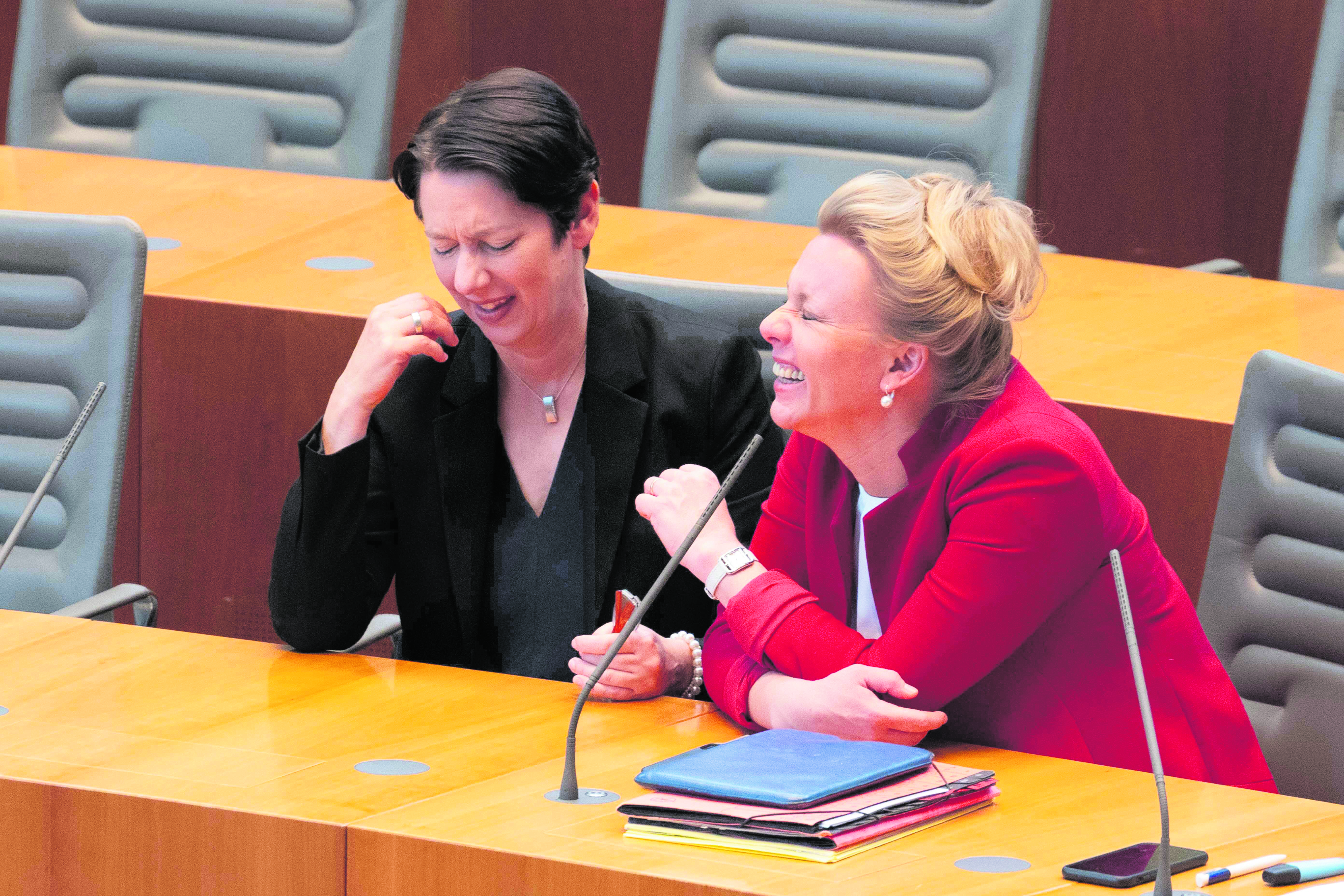 Trotz ihres unsinnigen Gesetzes: Ina Brandes (CDU) hatte ihren Spaß bei der Debatte um das widersinnige Hochschulgesetz