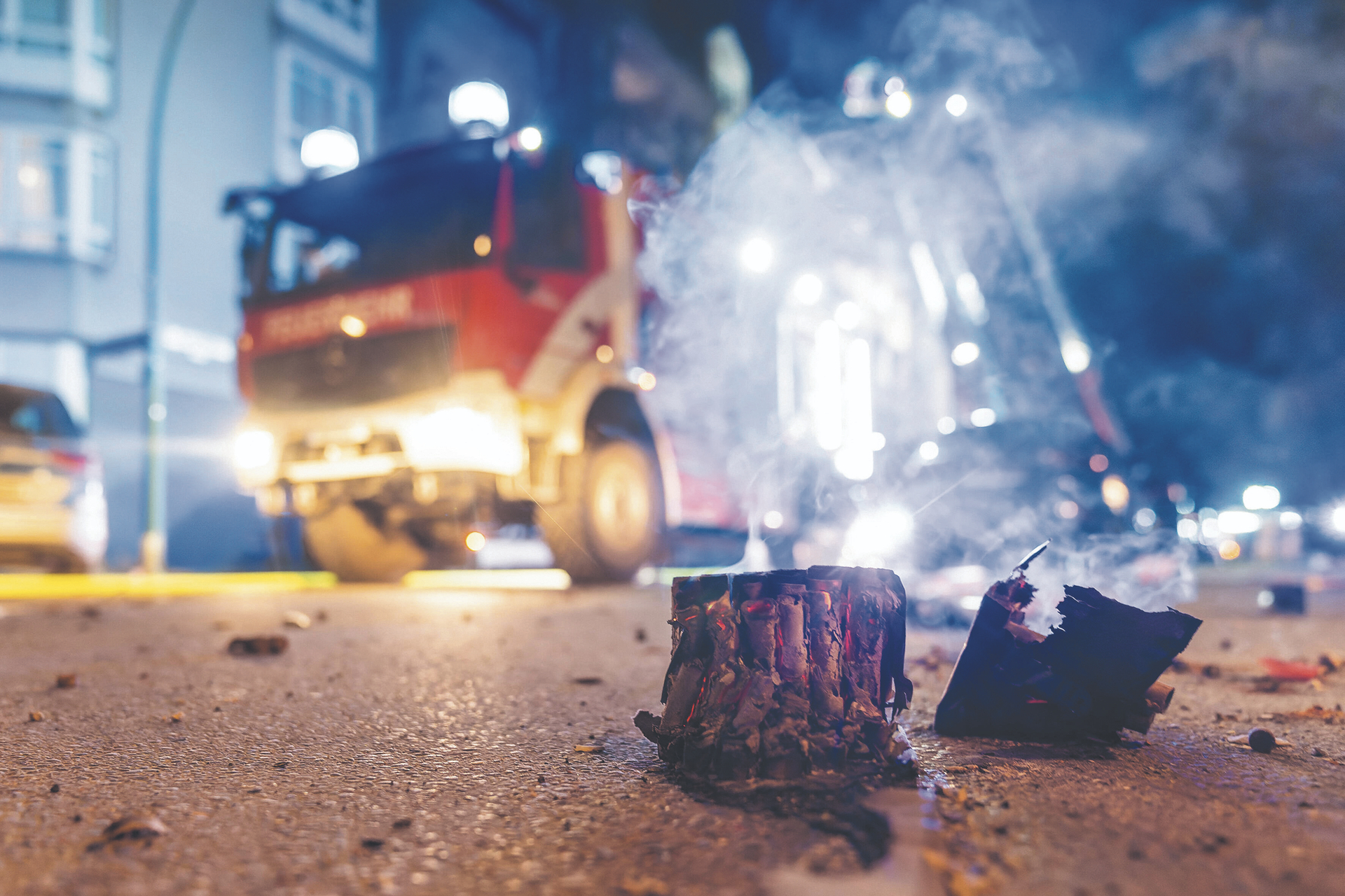 Löschen bei Böllerbeschuss: Die Feuerwehr im Einsatz in Berlin-Neukölln