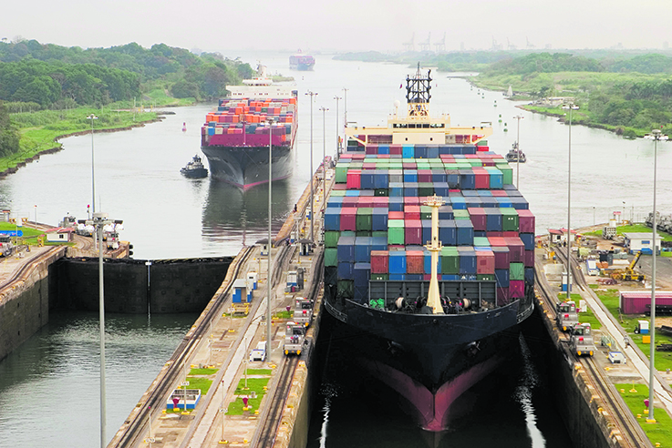 Ein- und Ausfahrt des Panamakanals: Jährlich nutzen bis zu 14.000 Schiffe die über 100 Jahre alte Wasserstraße, die beim Transport von Gütern zwischen Ostasien und der US-Ostküste eine besonders große Bedeutung hat