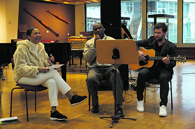 Trio mit Politiker: Jocelyn B. Smith (l.) und Kultursenator Joe Chialo (M.) singen