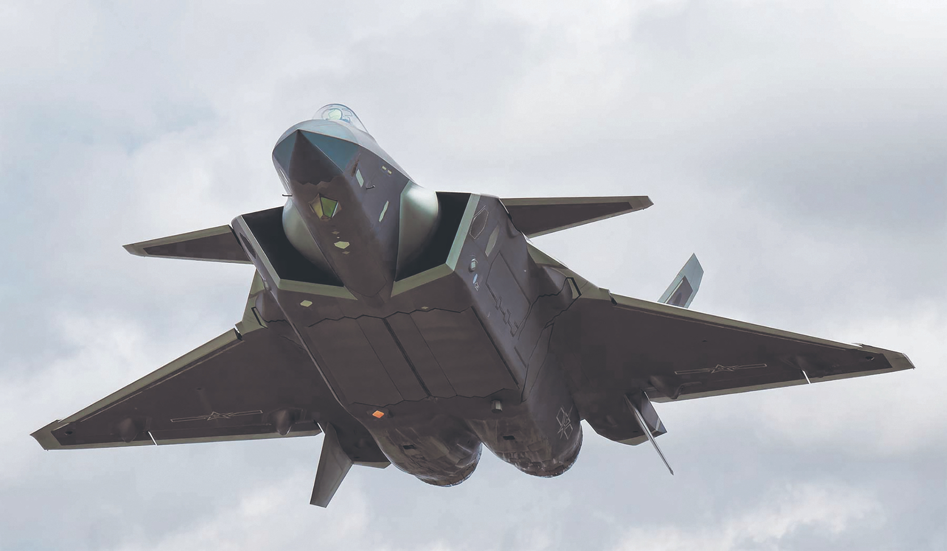 Die fünfte Version des Chengdu J-20 ist ihrer US-amerikanischen Konkurrenz durchaus ebenbürtig. Die Tarnkappentechnik erlebt bei diesem Fighter eine neue Dimension der Einsatzmöglichkeiten