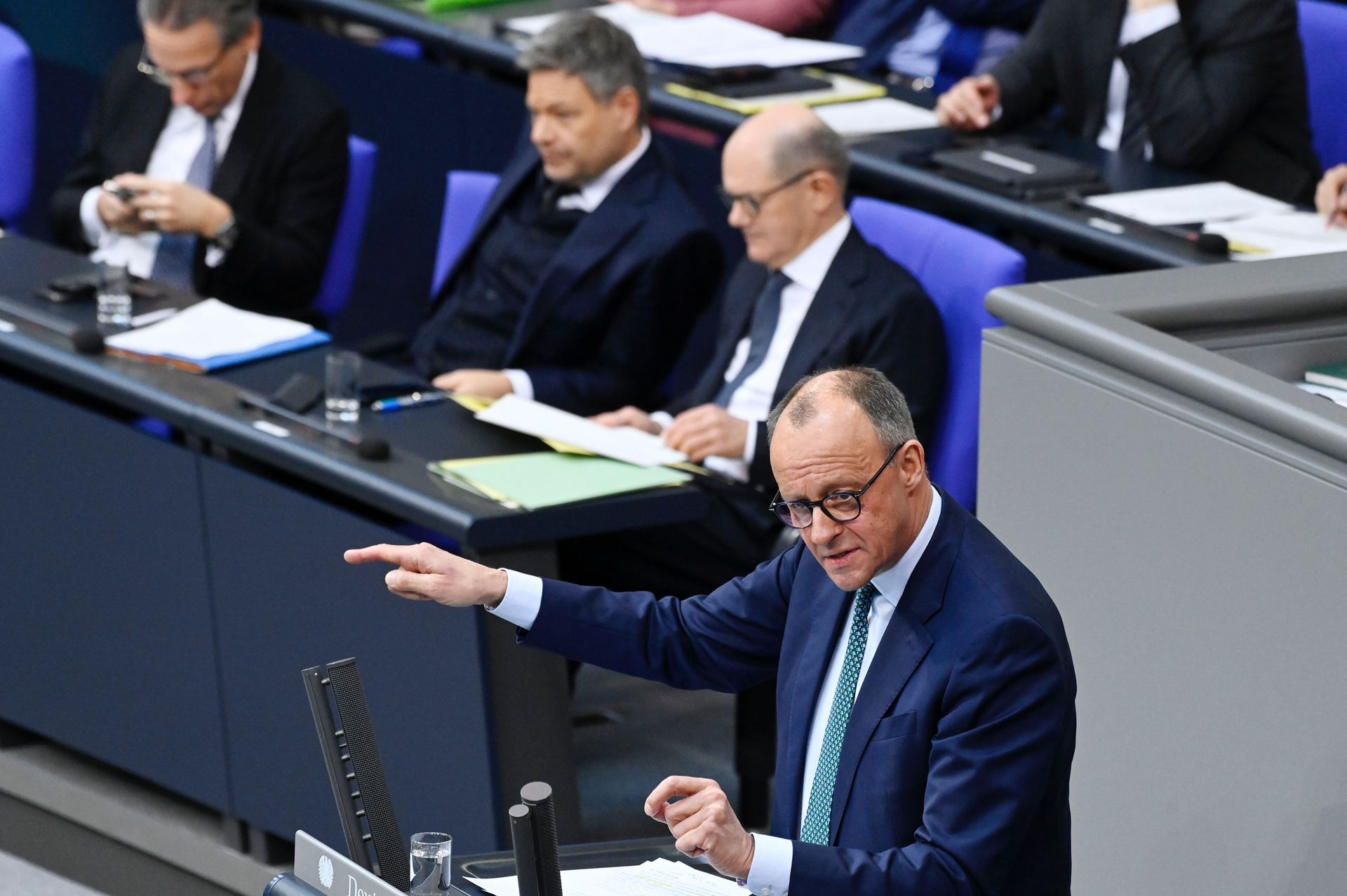 Showdown vor der Wahl: Oppositionsführer Friedrich Merz und Bundeskanzler Olaf Scholz (im Hintergrund)   