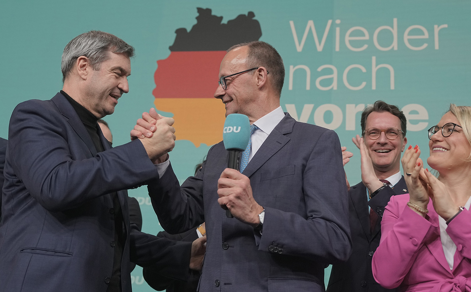 Die innere Zerreißprobe bleibt vorerst erspart: Der CDU-Spitzenkandidat – und wahrscheinlich künftige Bundeskanzler – Friedrich Merz, hier am Wahlabend mit dem CSU-Vorsitzenden Markus Söder