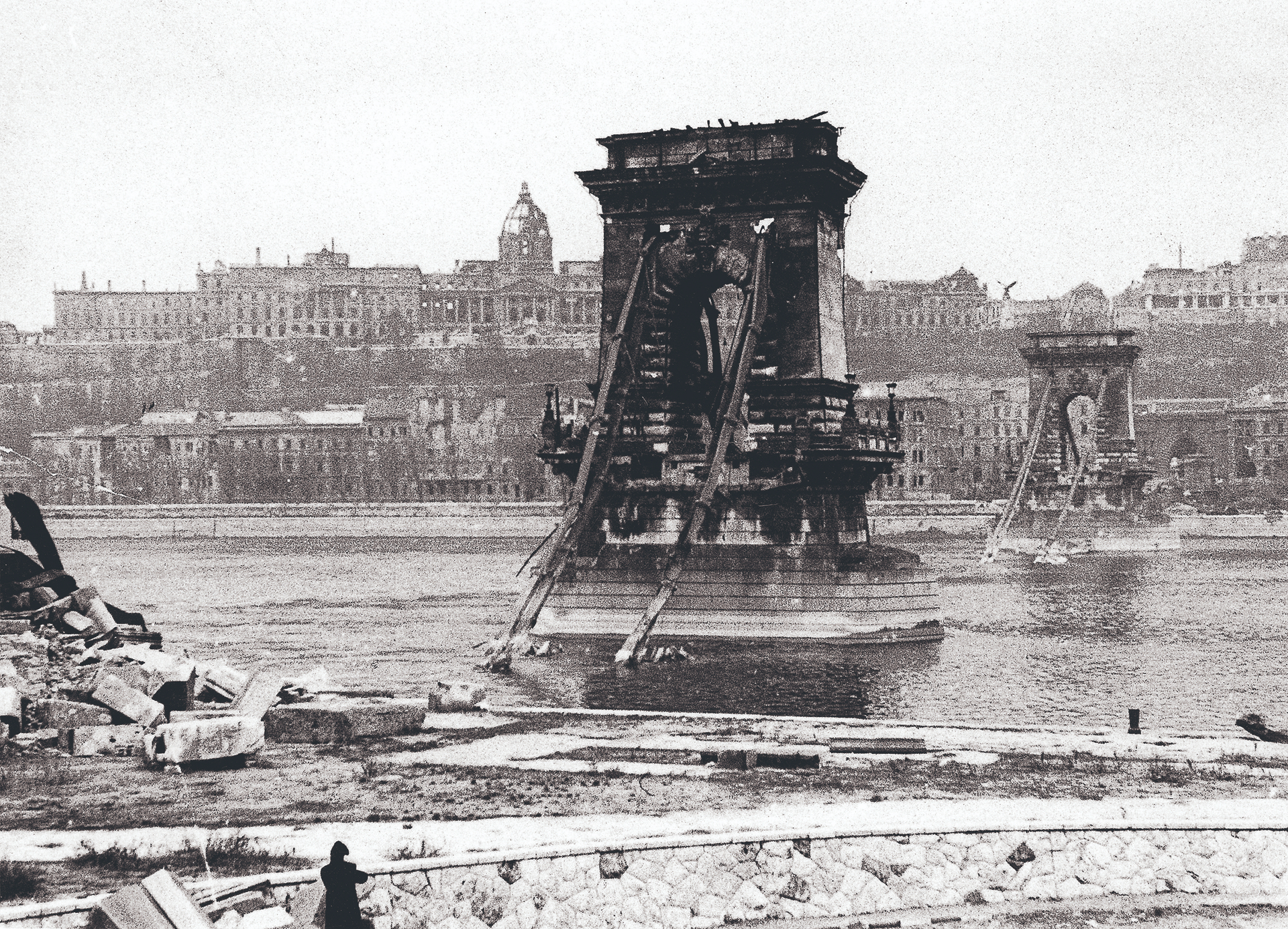 Sinnbild eines Untergangs: Blick von der Pester Seite über die zerstörte Kettenbrücke auf die Ruine der Budaer Burg 1945  