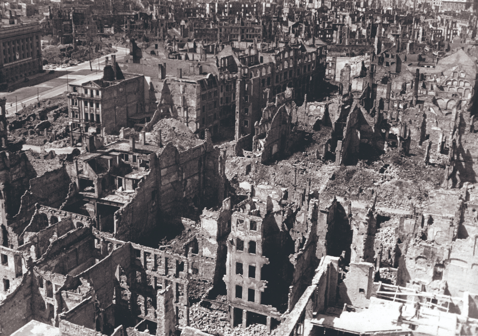 Die Altstadt von Dresden wurde bei Luftangriffen der Alliierten vom 12. bis 15. Februar 1945 fast völlig zerstört. Auch die Kulturdenkmäler der Innenstadt wurden in Schutt und Asche gelegt 