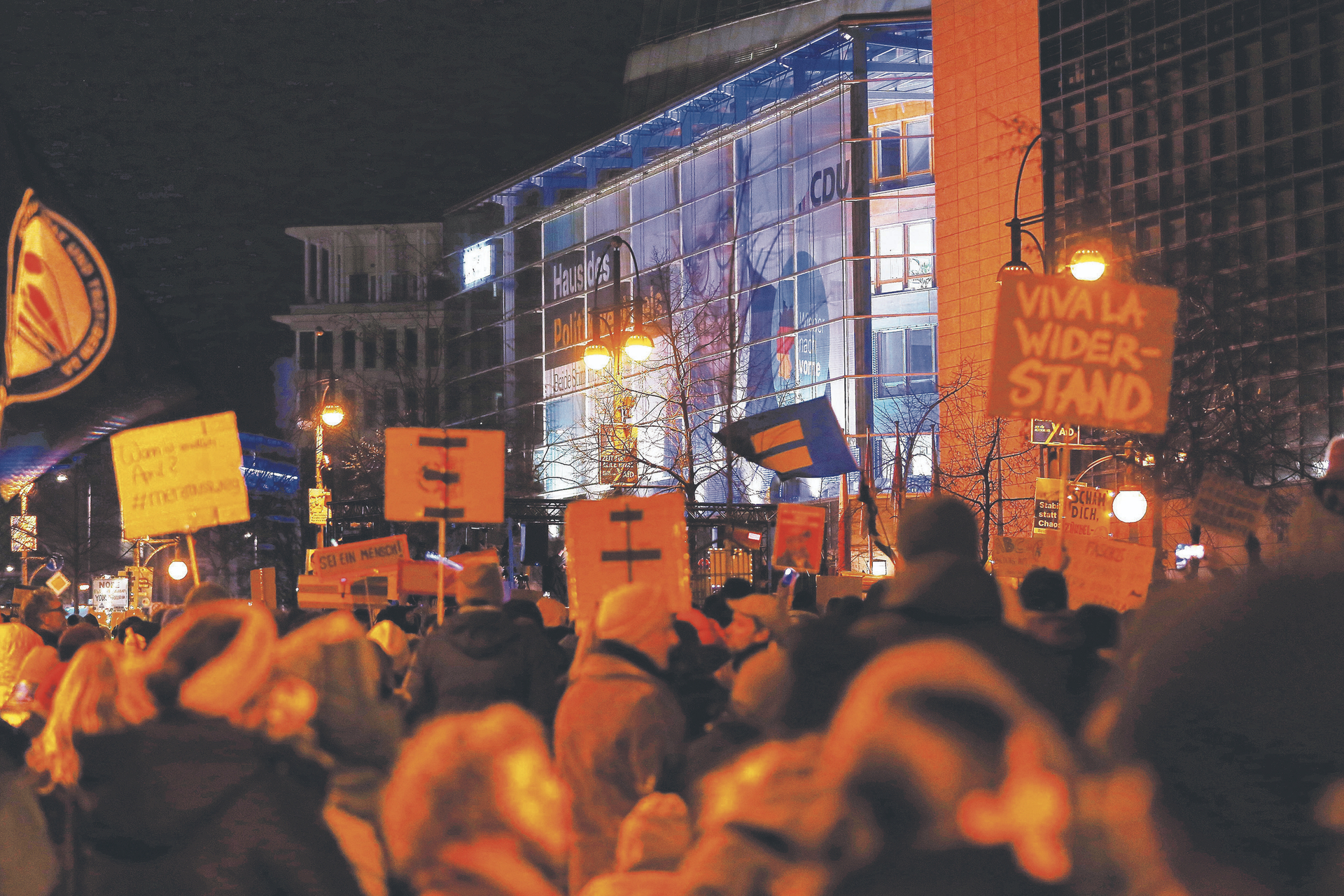 Wahlkampf mit Steuermitteln? Demo gegen die CDU vor der Berliner Partei-Bundeszentrale