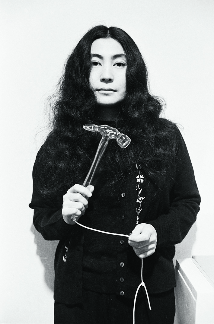 „Yoko Ono mit Glass Hammer“, 1967