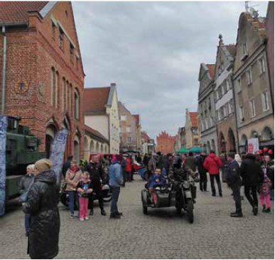 Einer der Höhepunkte der Veranstaltungen zugunsten der Krebshilfe in Allenstein: Oldtimer-Fahrten in der Altstadt  