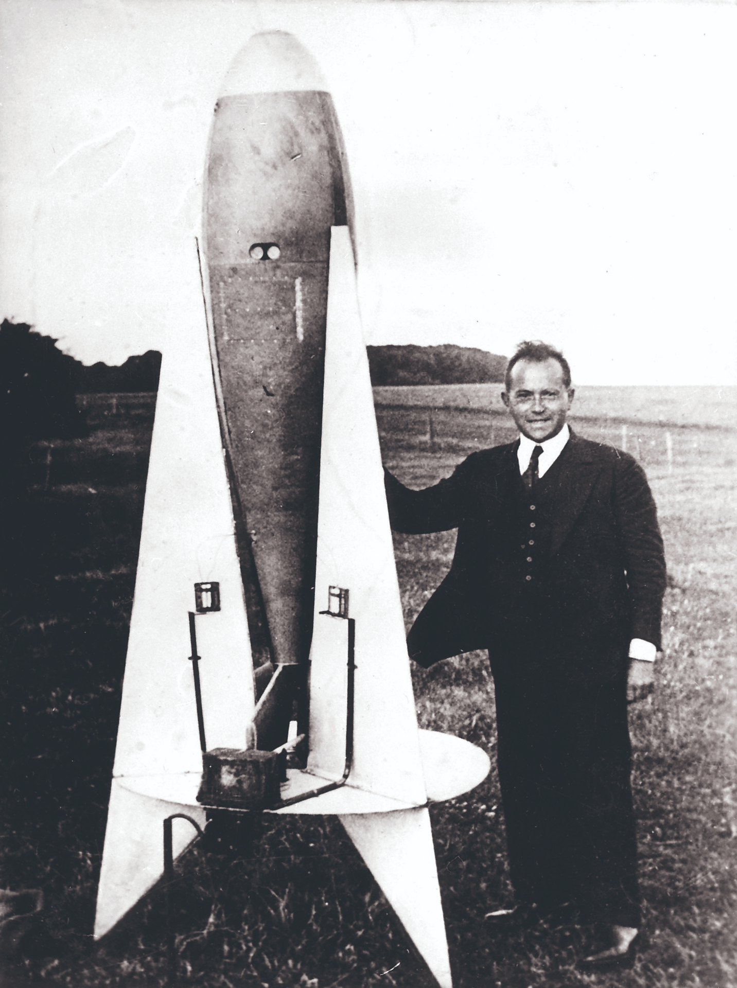 Johannes Winkler präsentiert Anfang 1932 stolz seine Erfindung: Den Neubau einer technisch nahezu revolutionären Rakete, die nämlich senkrecht starten sollte und statt mit Fest- nun mit Flüssigtreibstoff betrieben wurde