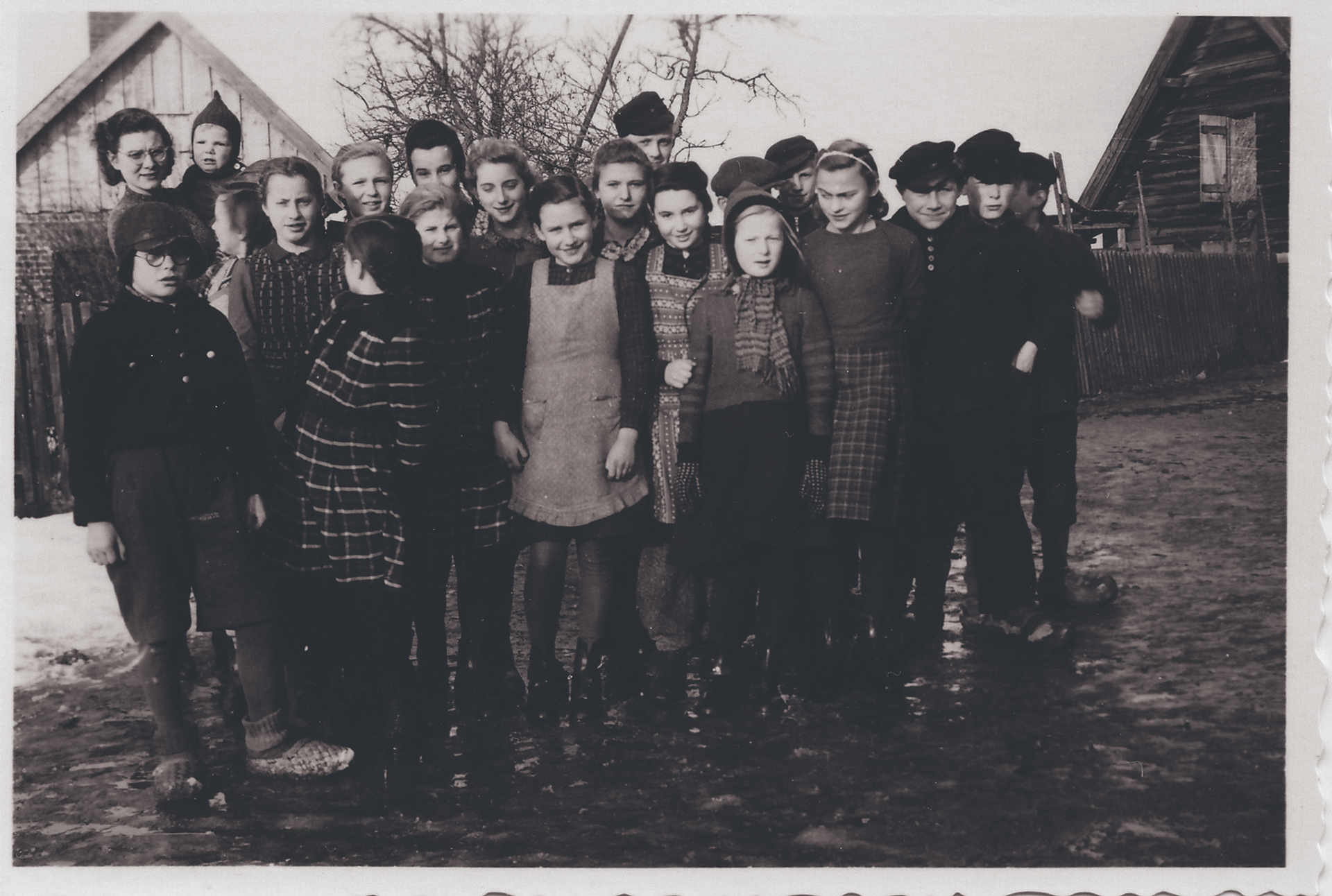 Marianne Günther 1943 mit Schülern der Klasse 6/7  