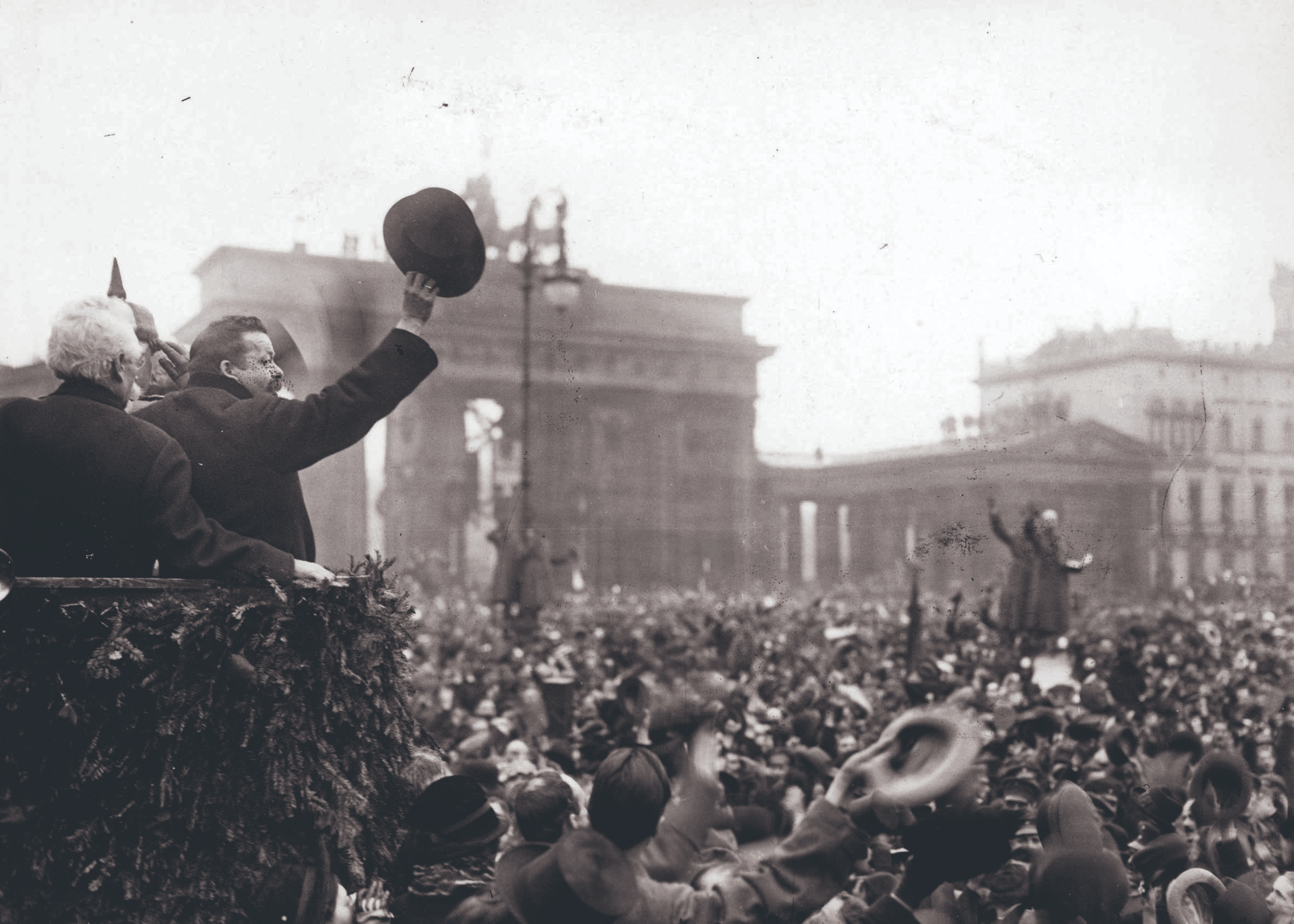 Begrüßt die aus dem Ersten Weltkrieg heimkehrenden deutschen Frontsoldaten am Brandenburger Tor: Friedrich Ebert