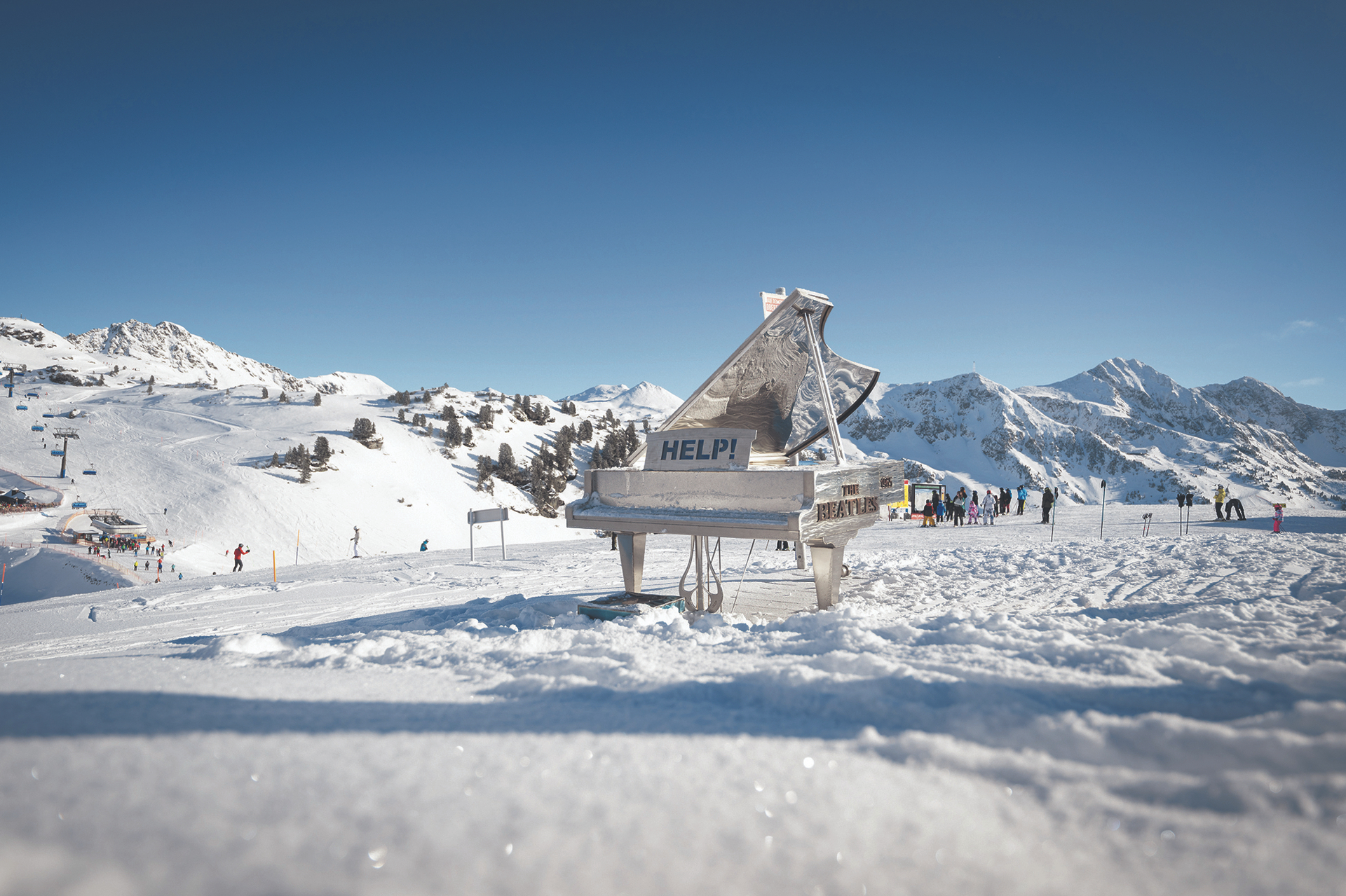 Erinnerung an die Beatlemania: Klavier-Denkmal oberhalb von Obertauern