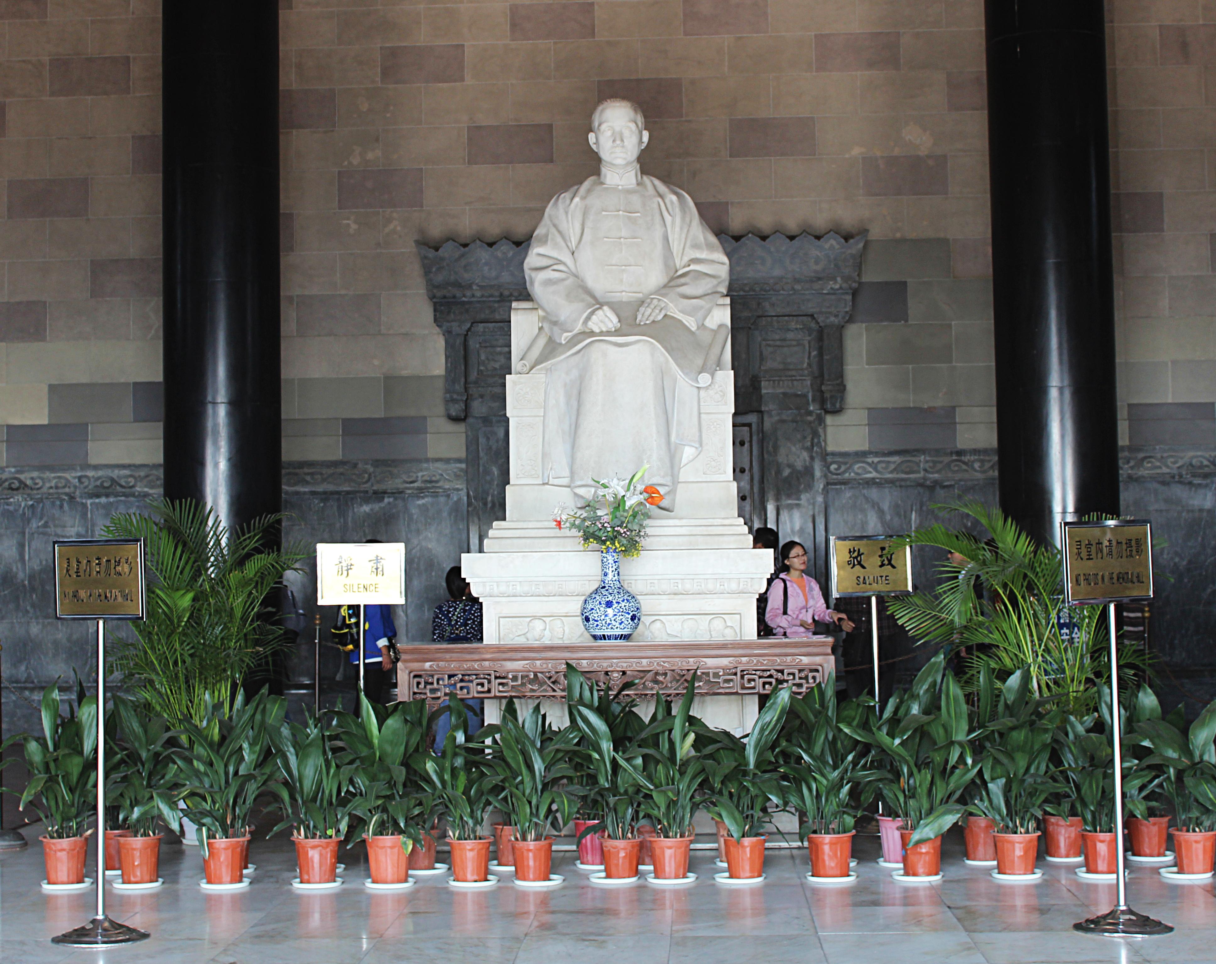 Sun Yat-sen wird auf dem Festland wie auf der Insel geehrt:  Statue des Chinesen im Vorraum seines  Mausoleums in  Nanking/Nanjing  