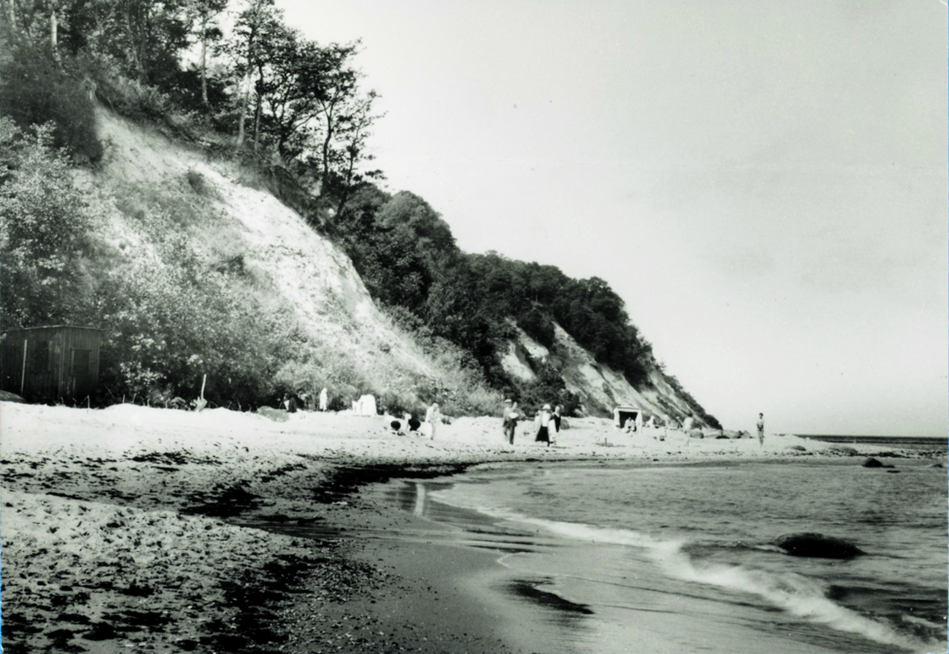 Freizeit am Strand von Rauschen, zwischen 1930 und 1940: Für Klein und Groß war es ein Abenteuer, nach dem goldgelben Bernstein Ausschau zu halten