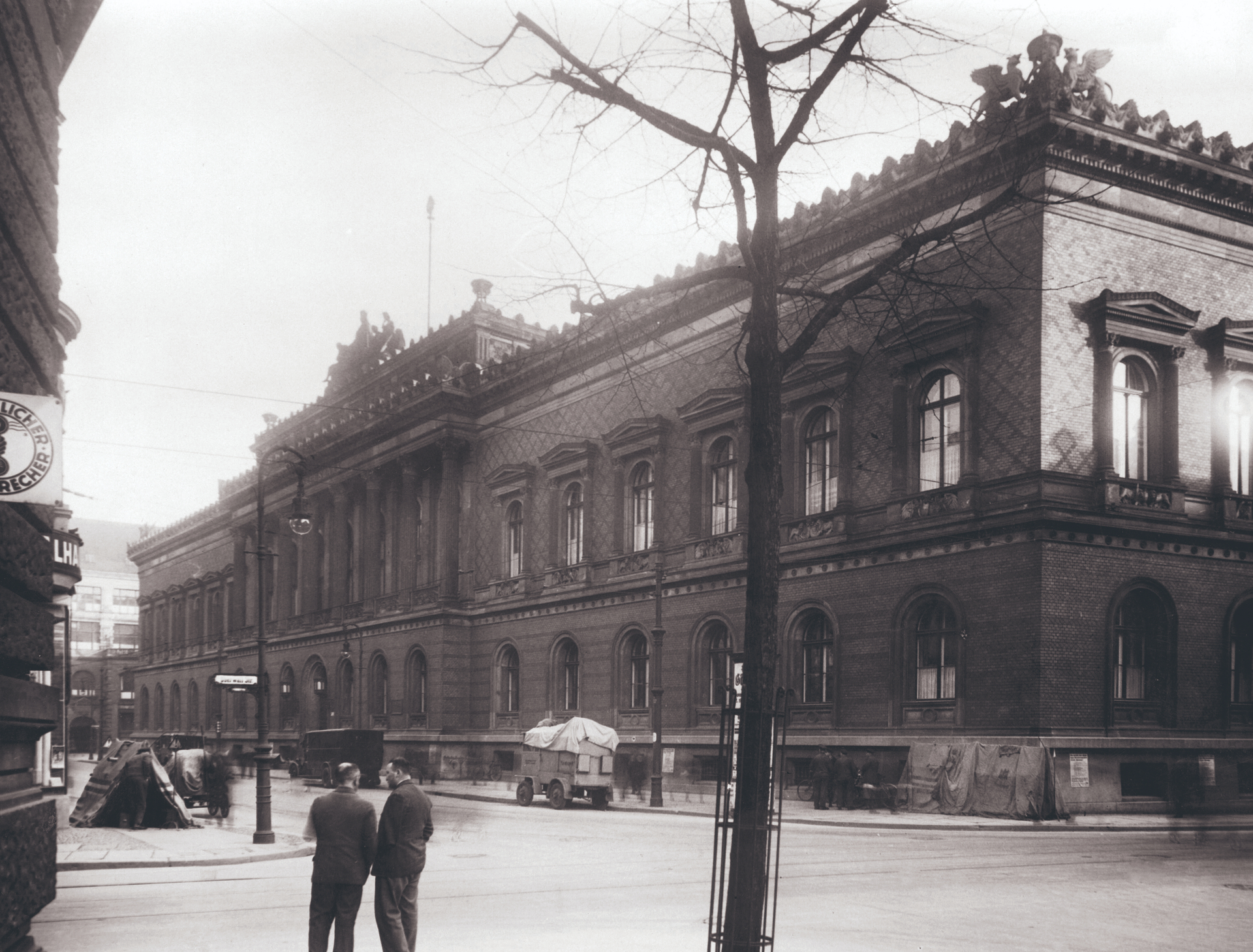 Deutsche Reichsbank: Zentrale der Notenbank in dem extra hierfür von 1869 bis 1876 von Friedrich Hitzig erbauten repräsentativen Gebäude Jägerstraße 34-36 in Berlin