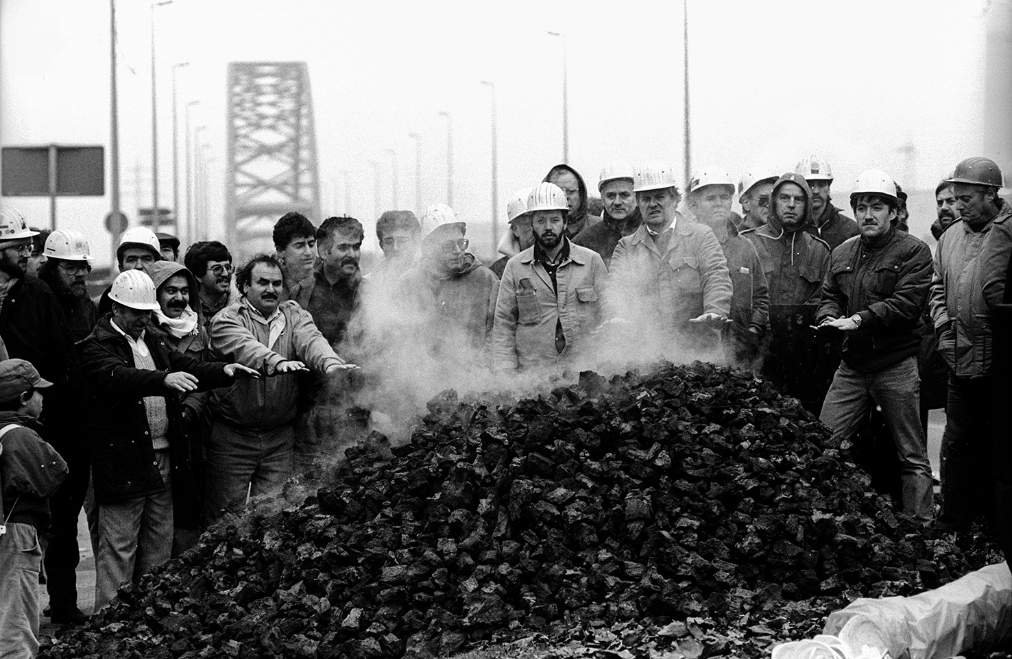 Stunde der Seelsorger: Kruppianer heizen sich 1987 auf der „Brücke der Solidarität“ auf