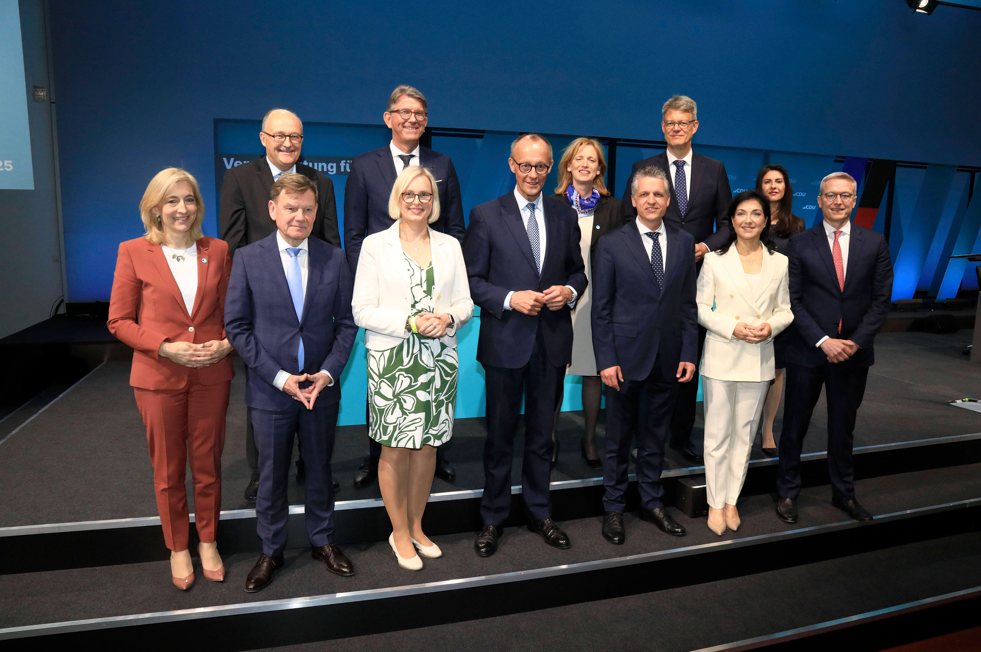Müssen nun unter schwierigen Bedingungen hohe Erwartungen erfüllen: Der designierte Bundeskanzler Friedrich Merz und die von ihm berufenen Minister, hier beim „kleinen Parteitag“ der CDU am Montag dieser Woche  