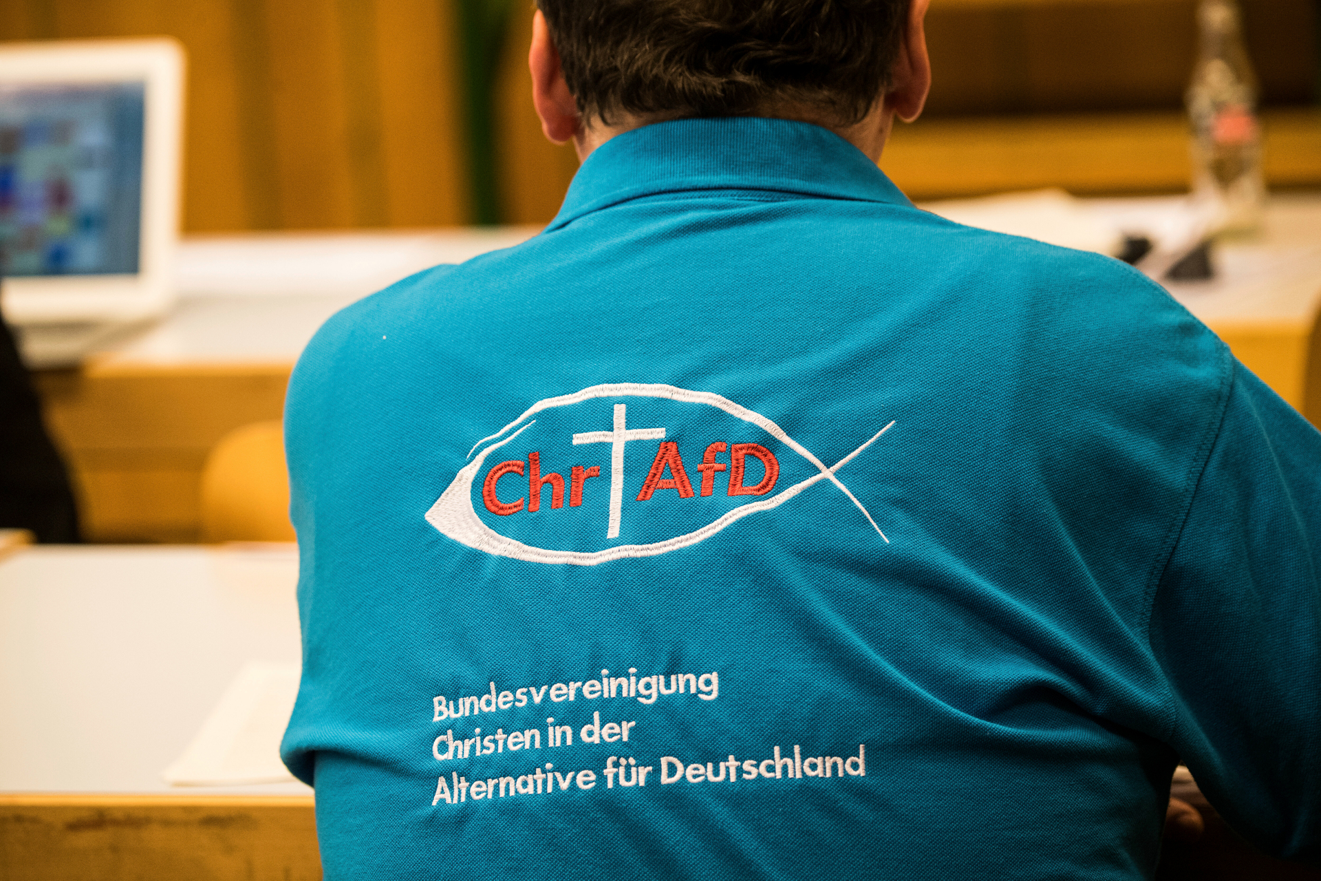 Christen in der Alternative für Deutschland geht nach Ansicht vieler Amtskirchenfunktionäre gar nicht: Mitglied der ChrAfD auf einem AfD-Parteitag