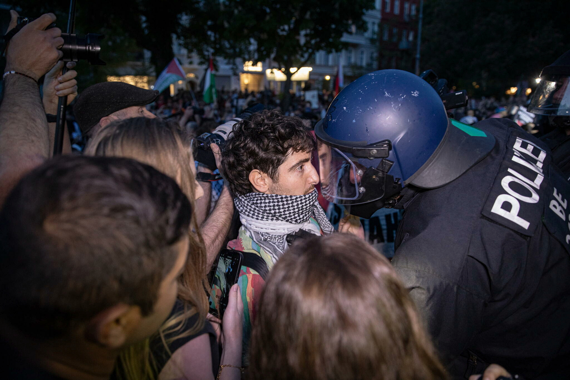 Parolen gegen Israel: Polizist spricht am 1. Mai Demonstranten in Berlin an