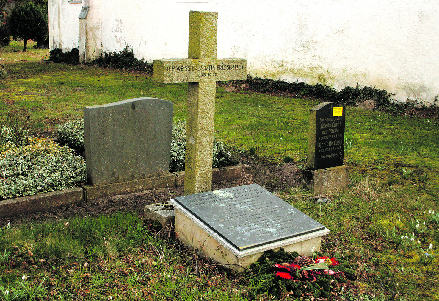 Auf dem Kirchhof von Alt-Teterin: Dieses bescheidene Denkmal erinnert an die Tragödie, die kurz vor Kriegsende in dem kleinen vorpommerschen Dorf geschah