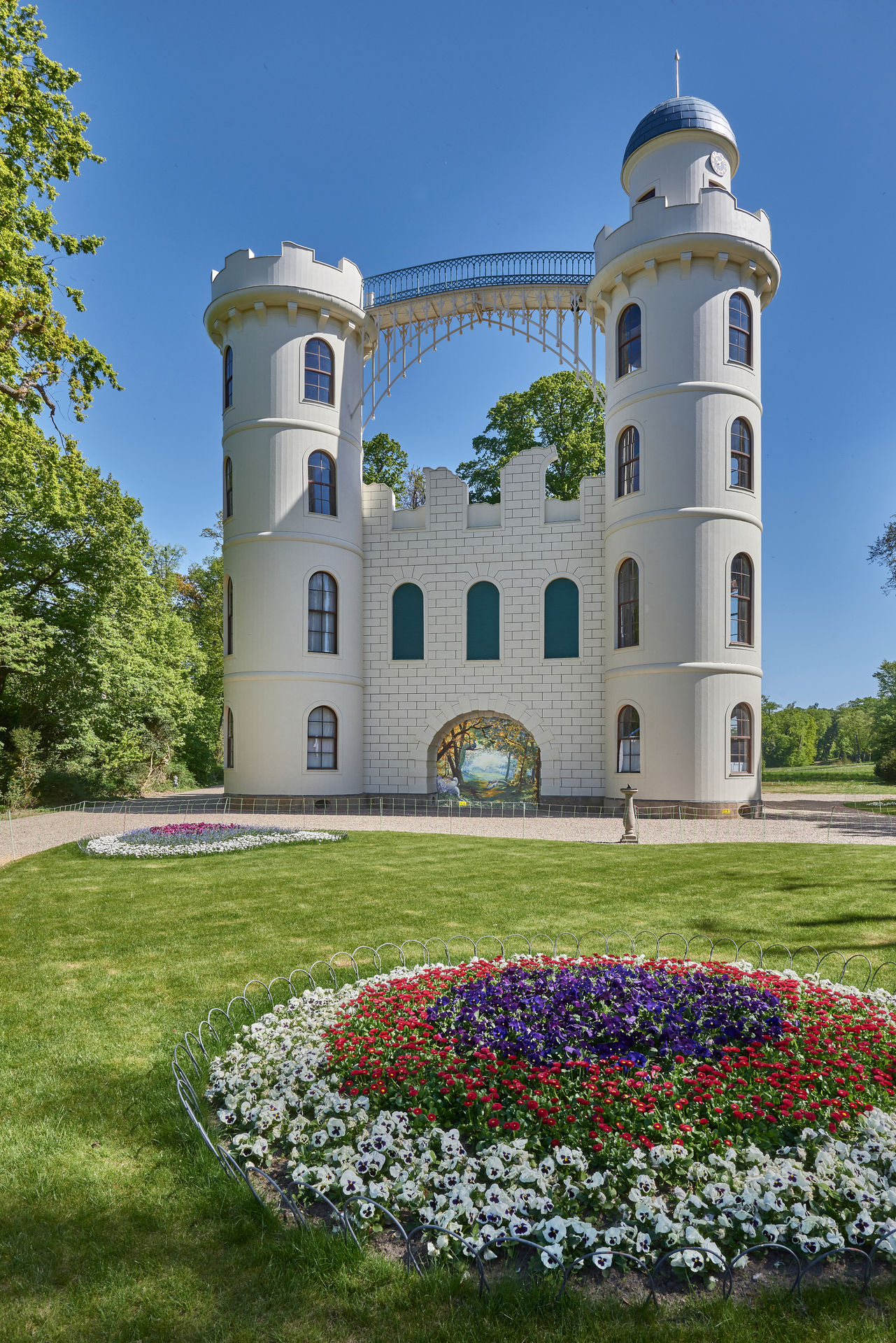 Schloss auf der Pfaueninsel mit dem Wandbild in der unteren Bogennische 