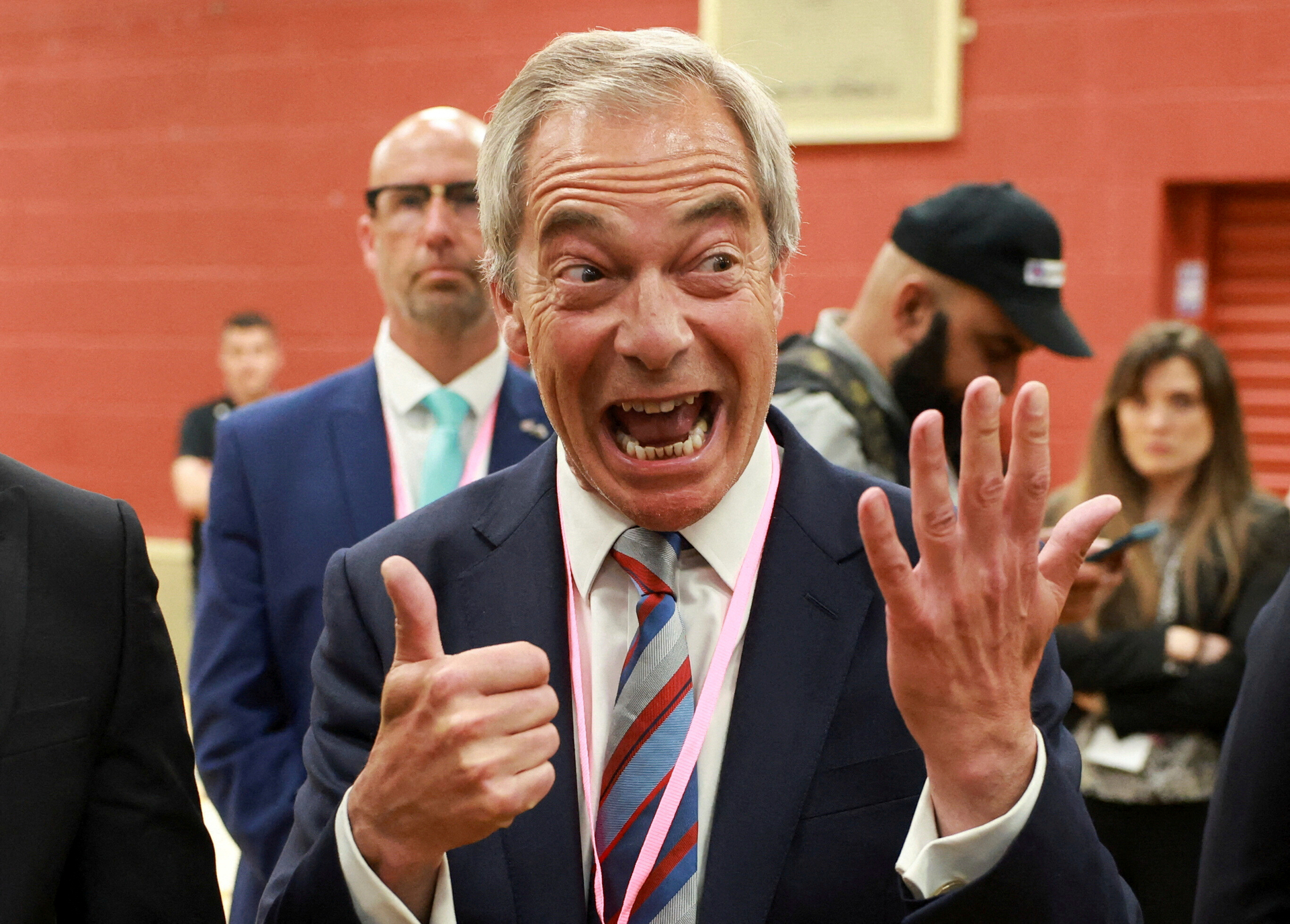 Viel Grund zur Freude: Nigel Farage zählt seinen Sieg bei den Kommunalwahlen und der Nachwahl zum Unterhaus an den Fingern ab