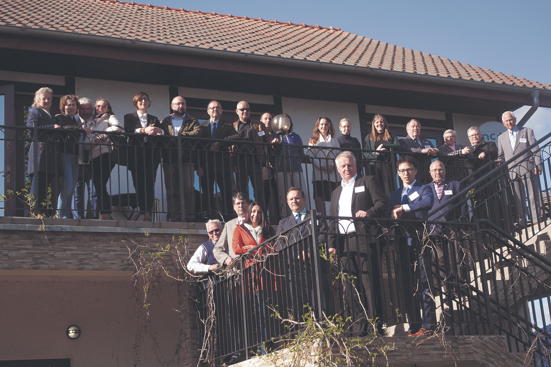 Gruppenbild auf der Treppe zum Sitzungssaal: Die Teilnehmer der diesjährigen Arbeitstagung