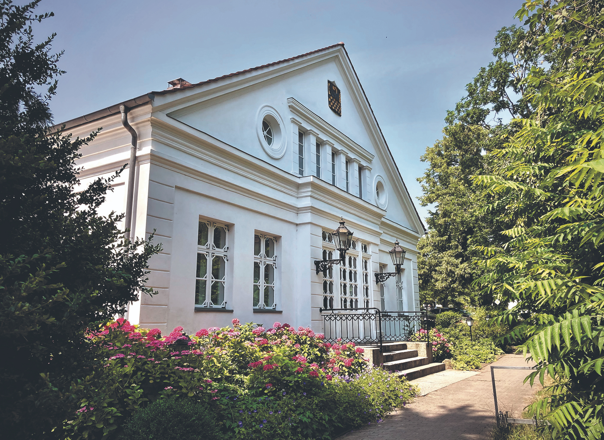 Das 1829 errichtete Gartenhaus des Fürsten zu Putbus: Heute ein gerne besuchtes Rosencafé mit interessanter Geschichte