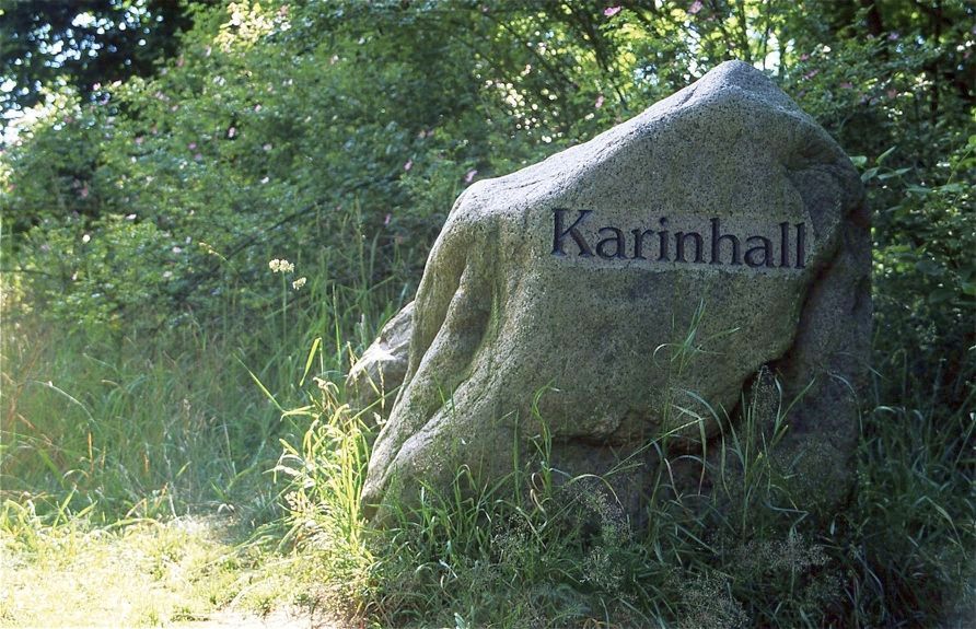 Mächtiger Findling in der Schorfheide: 2005 ersetzte man die falsche Schreibweise – aus „Karin-“ wurde „Carinhall“  
