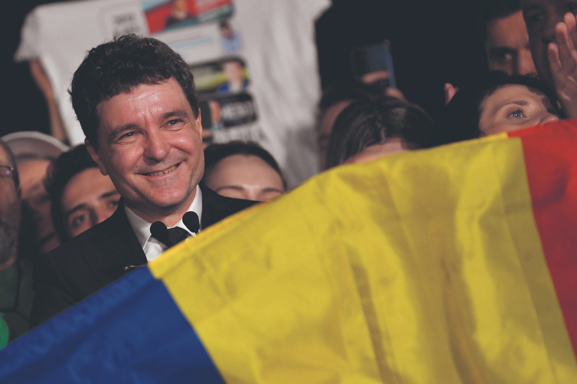 Nach der Bekanntgabe des Wahlergebnisses war die Freude und Erleichterung groß: Der EU-freundliche Wahlsieger Nicușor Dan nimmt ein Bad in der jubelnden Menge, nachdem er seine ersten Siegesworte gesagt hatte 