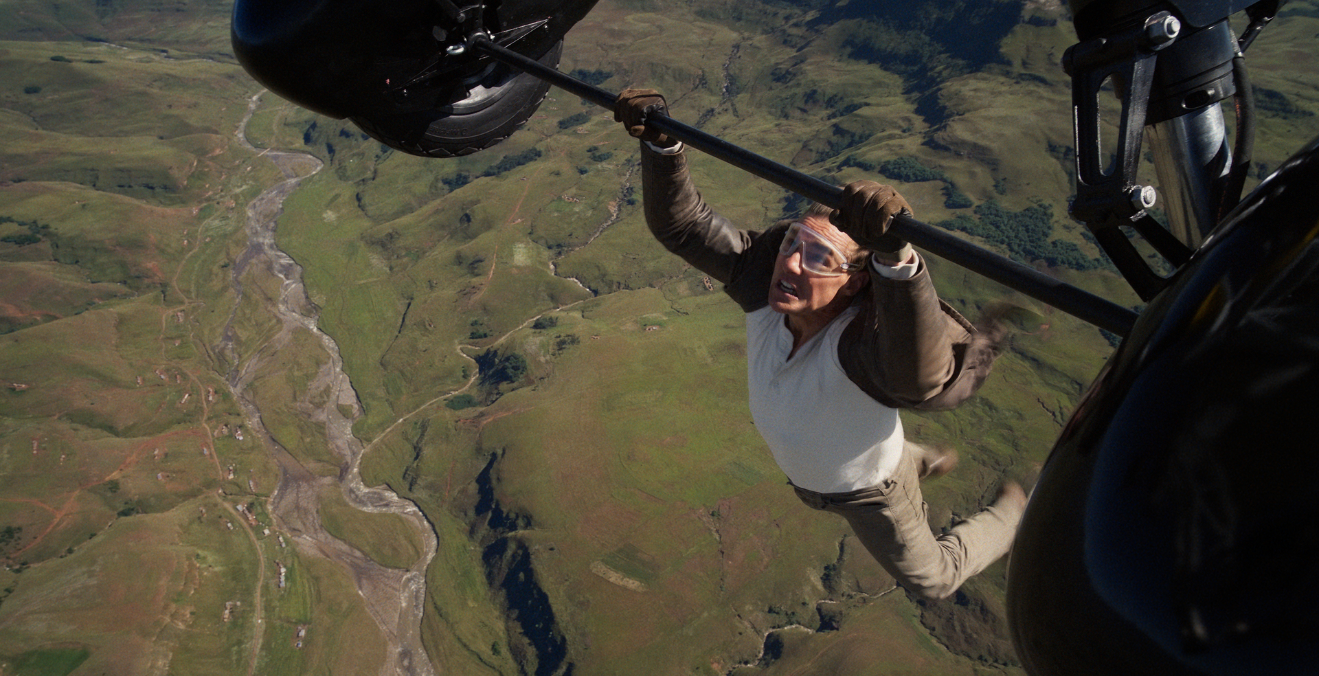 Hängt in der Luft: Tom Cruise als Ethan Hunt bei einem seiner Stuntauftritte