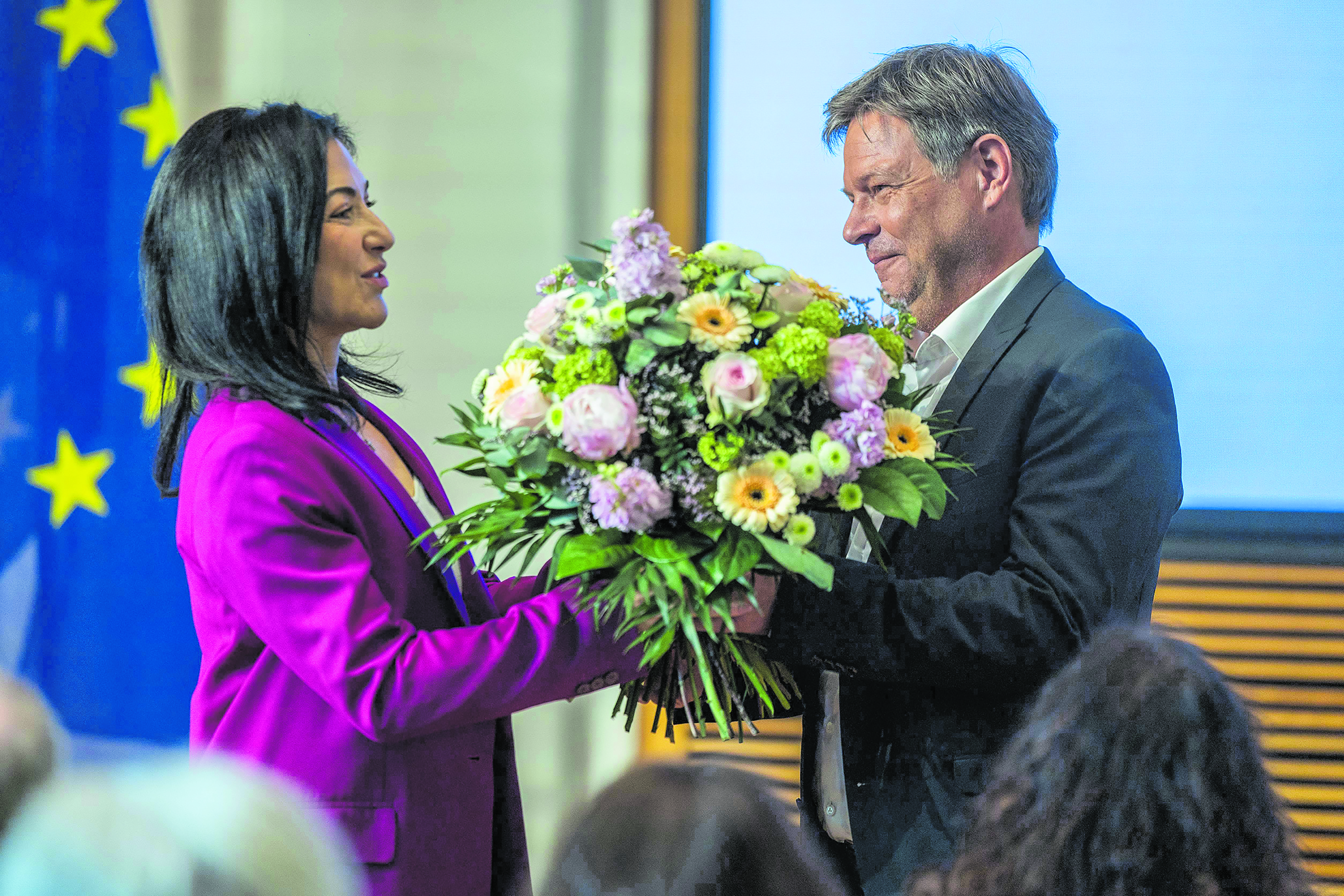 Am 7. Mai, dem Tag der Amtsübergabe, wusste ein lächelnder Robert Habeck (Grüne) noch nicht, dass seine Nachfolgerin im Wirtschaftsministerium, Katherina Reiche (CDU), sein geliebtes Heizungsgesetz schnellstmöglich wieder rückabwickeln wird