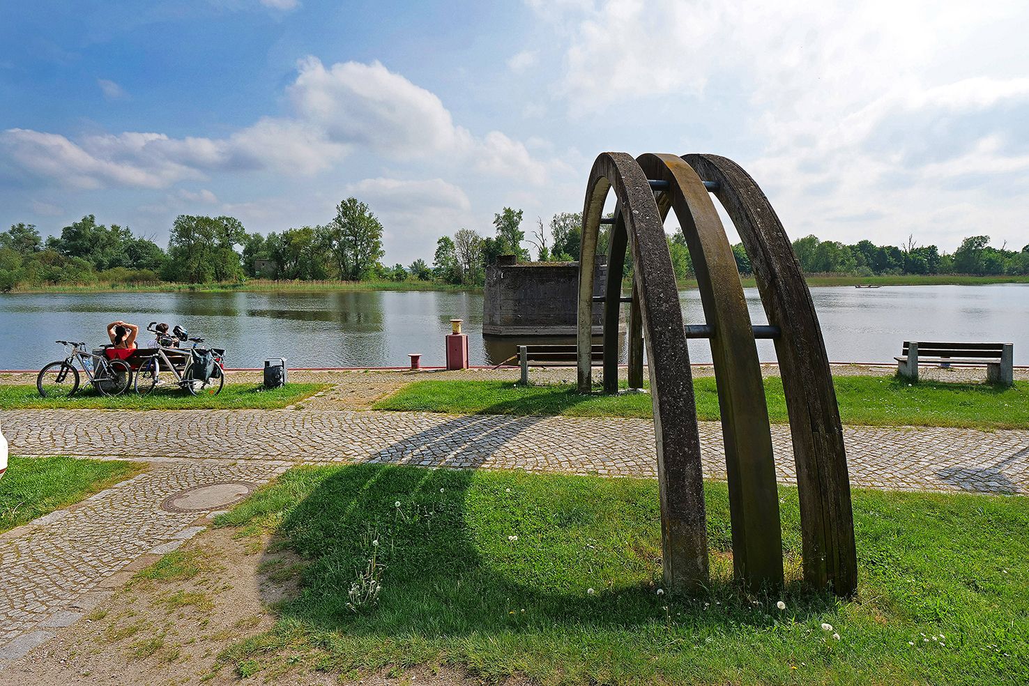 Unter Brückenresten hindurch: Radweg an der Uferpromenade an der Oder in Gartz
