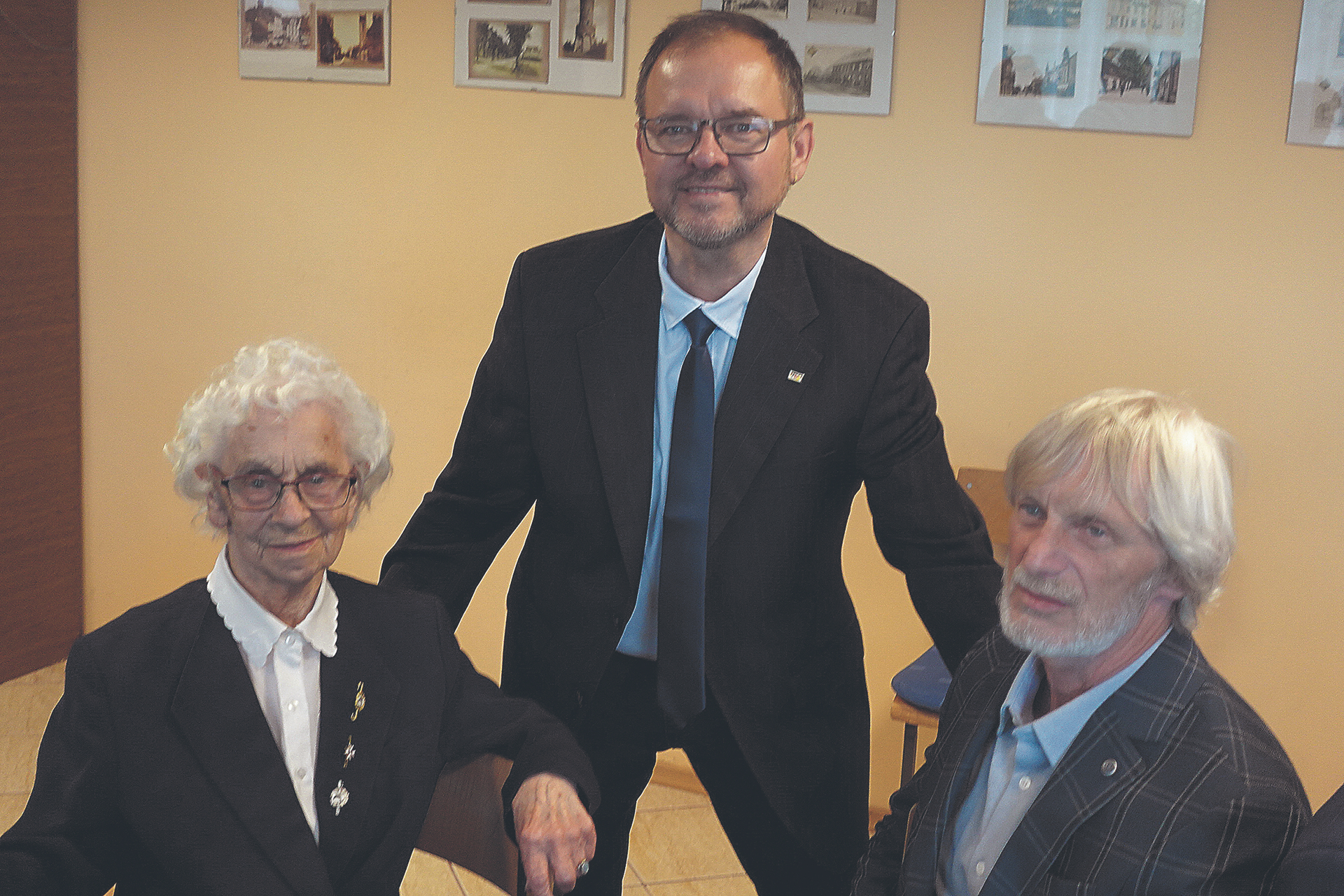 Delegiertenversammlung: Gast Ryszard Roguz (M.) mit einer der ältesten Teilnehmerinnen Herta Andrulonis und Sohn Marian