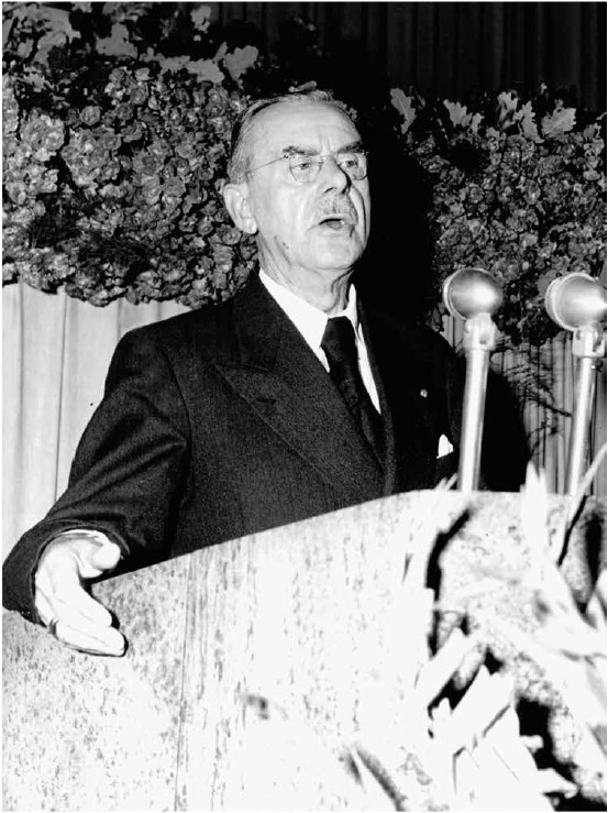 Die von ihm im Laufe seines Lebens getätigten Aussagen politischer Relevanz sind alles andere als stringent: Thomas Mann, hier 1949 in der Frankfurter Paulskirche bei seiner „Ansprache im Goethejahr“