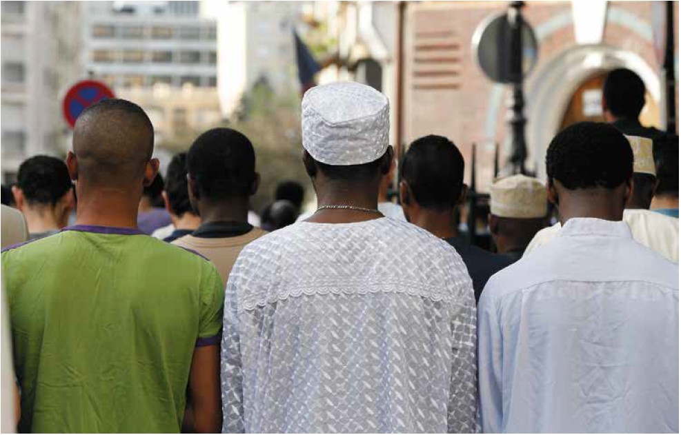 Provokant: Muslimbrüder beten öffentlich außerhalb ihrer große Moschee in Paris 